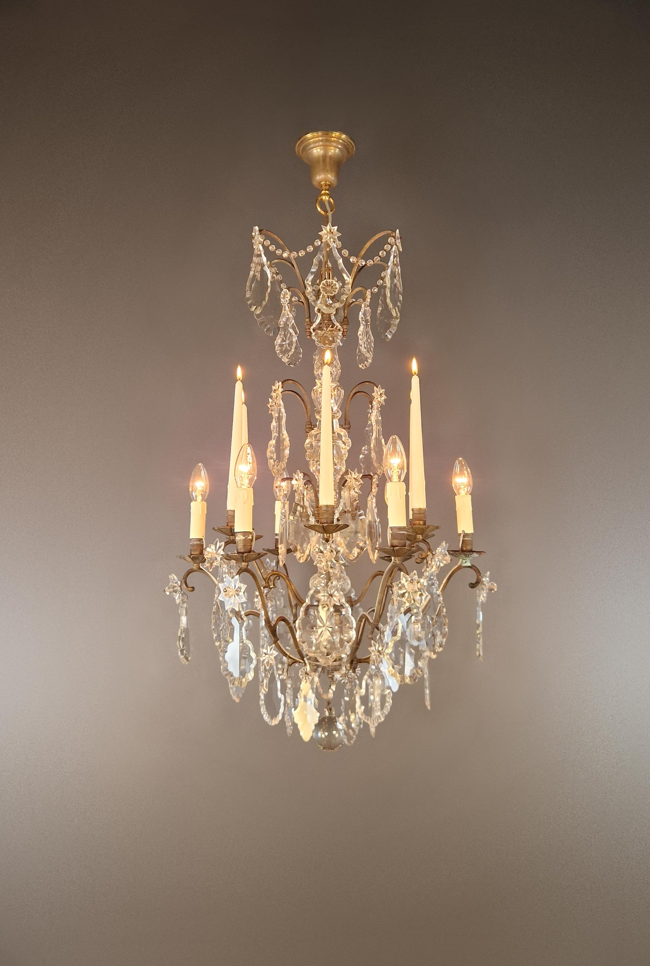 Antique French Lampadario di Cristallo Ottone Lucentezza Fatto a mano Restaurato Vittoriano In condizioni buone in vendita a Berlin, DE