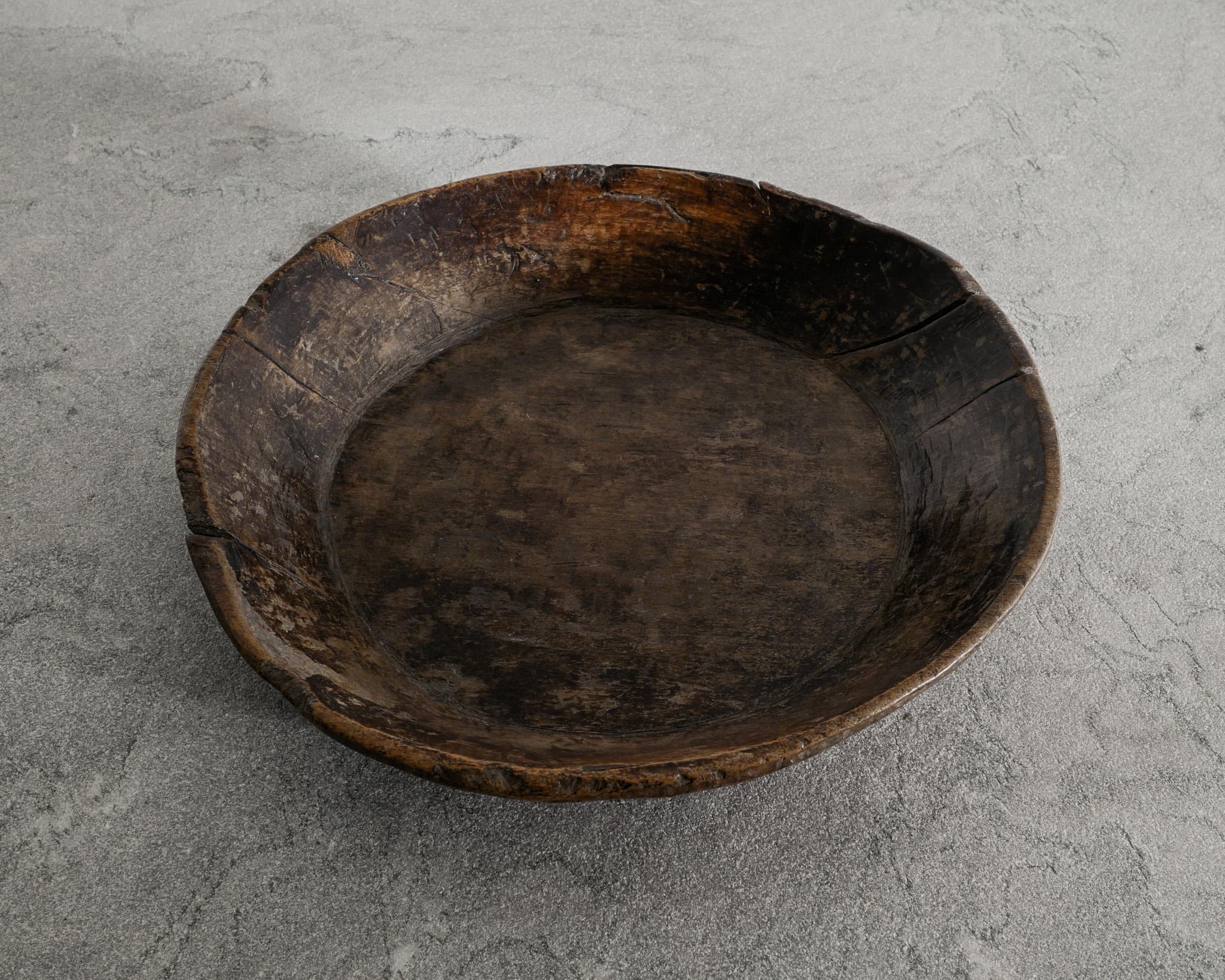 Bol ancien en bois de chêne brun foncé produit en France au début des années 1800 Bon état - En vente à Stockholm, SE