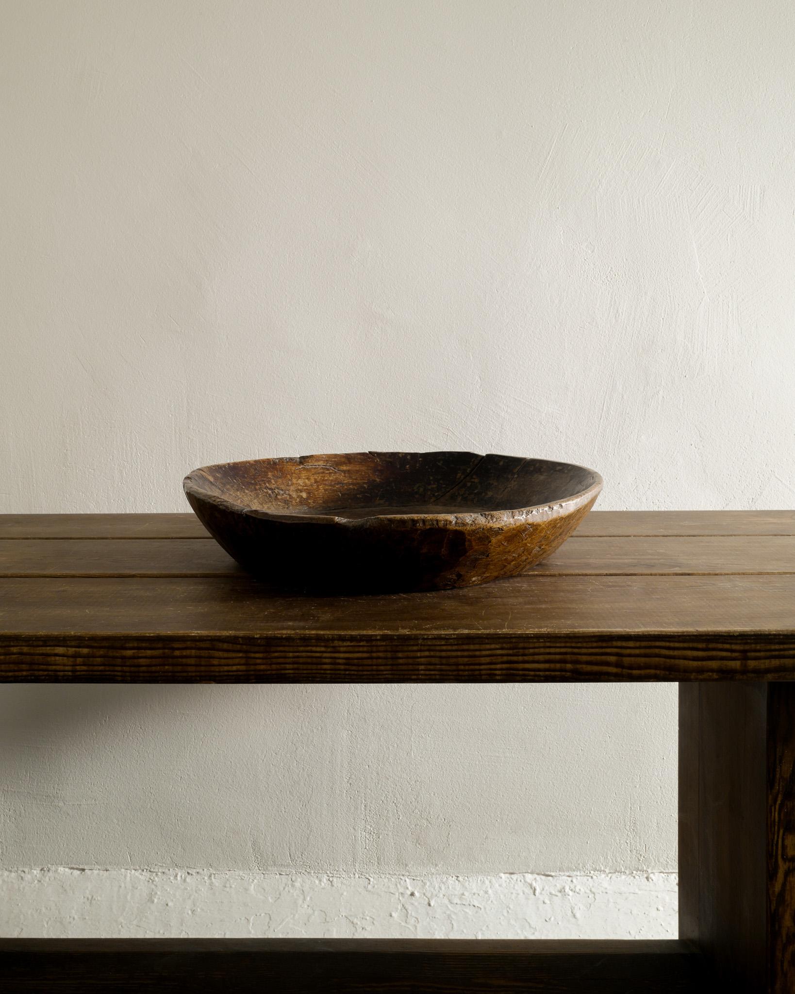 Rare and very nice hand carved dark brown wooden bowl / tray in solid oak produced in France early 1800s. In good condition. 

Dimensions: H 9,5 cm / 3.75