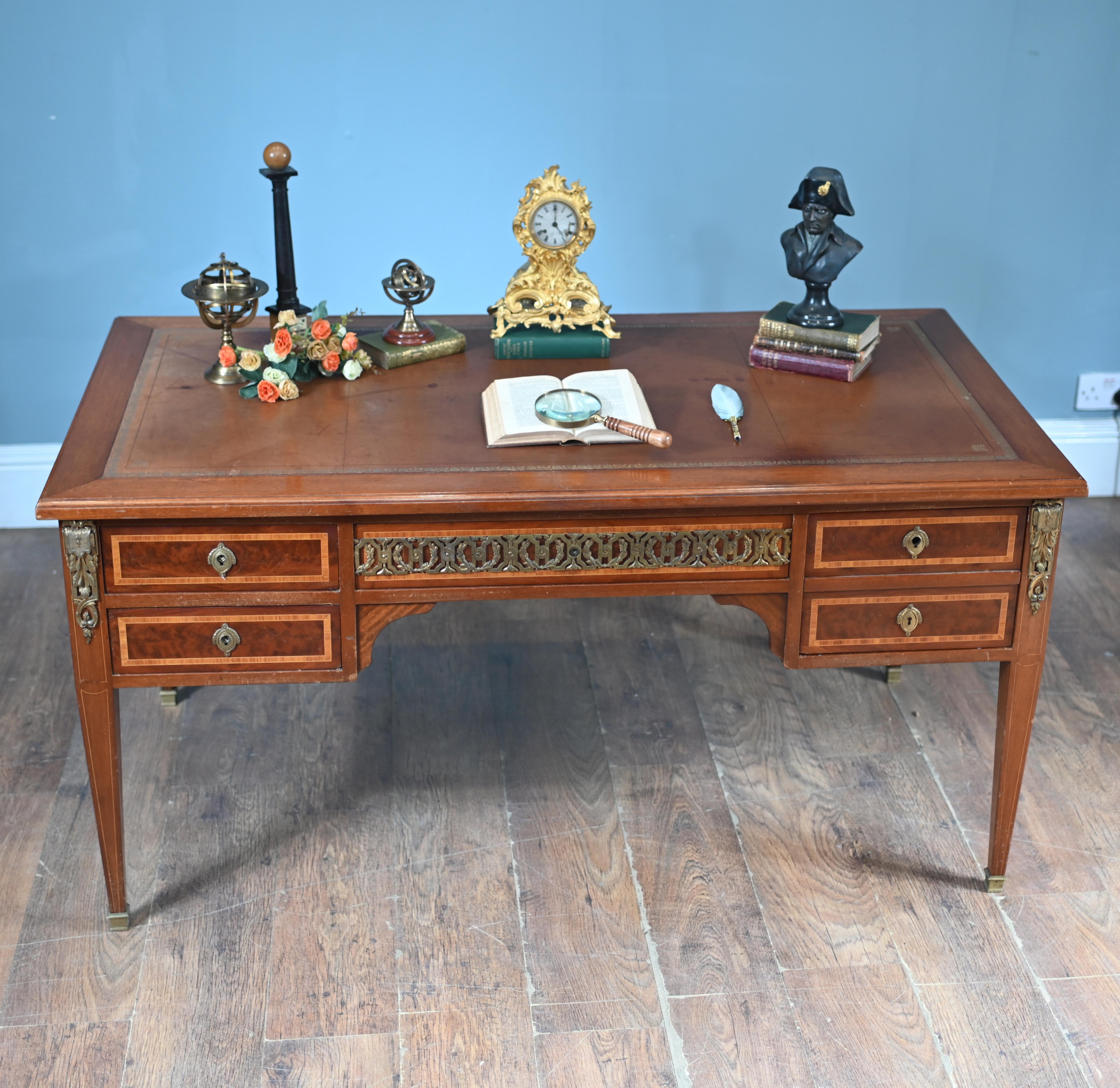 Stai visualizzando una splendida scrivania antica del Direttorio francese.
Circa 1880, la scrivania è dotata di montature dorate originali.
Piano: piano rettangolare con superficie di scrittura in pelle marrone,
pannellati in tre sezioni e decorati