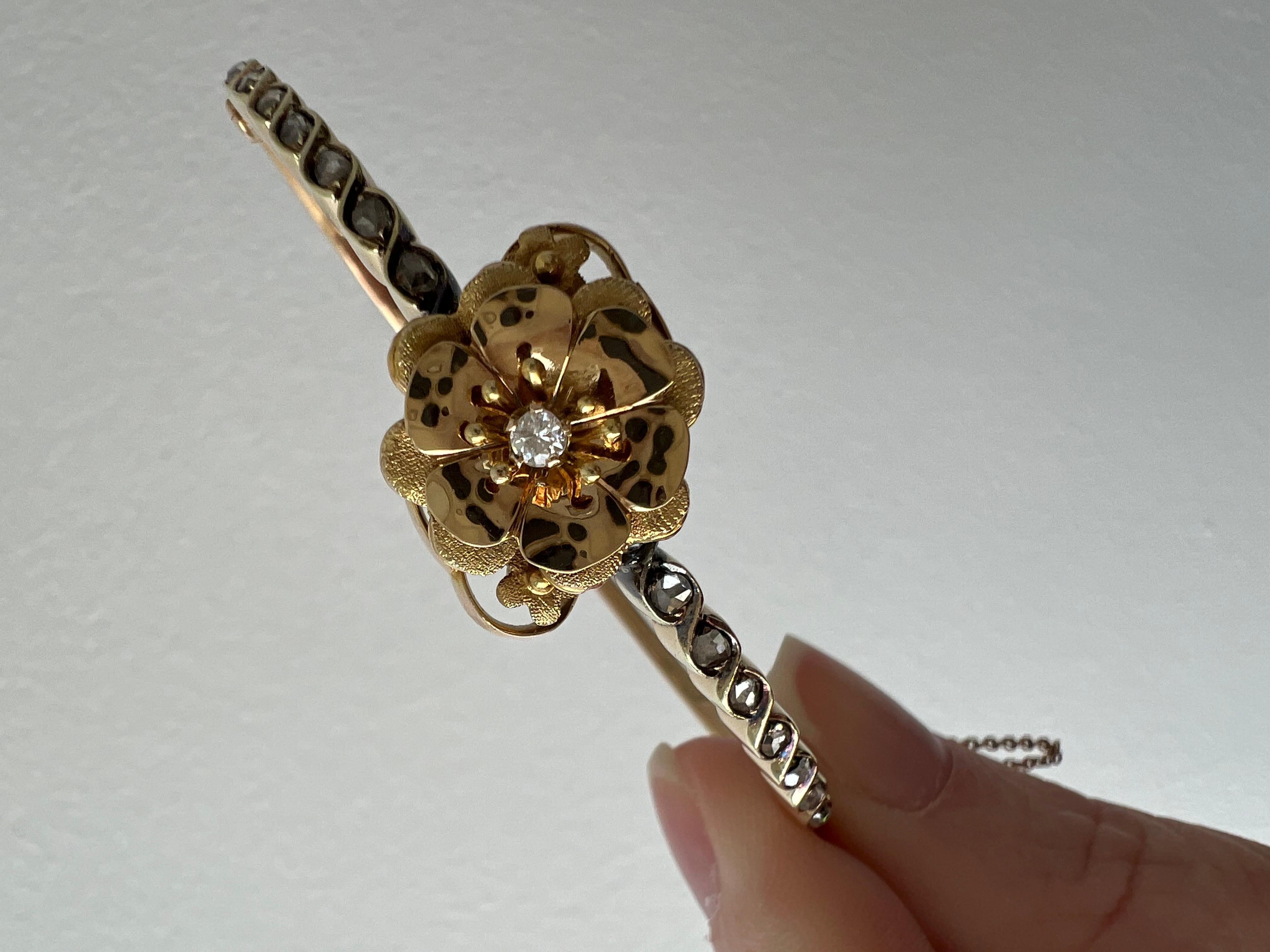 French Antique Diamond 18K Yellow Gold Hinged Floral Bangle Bracelet. In Good Condition For Sale In San Francisco, CA