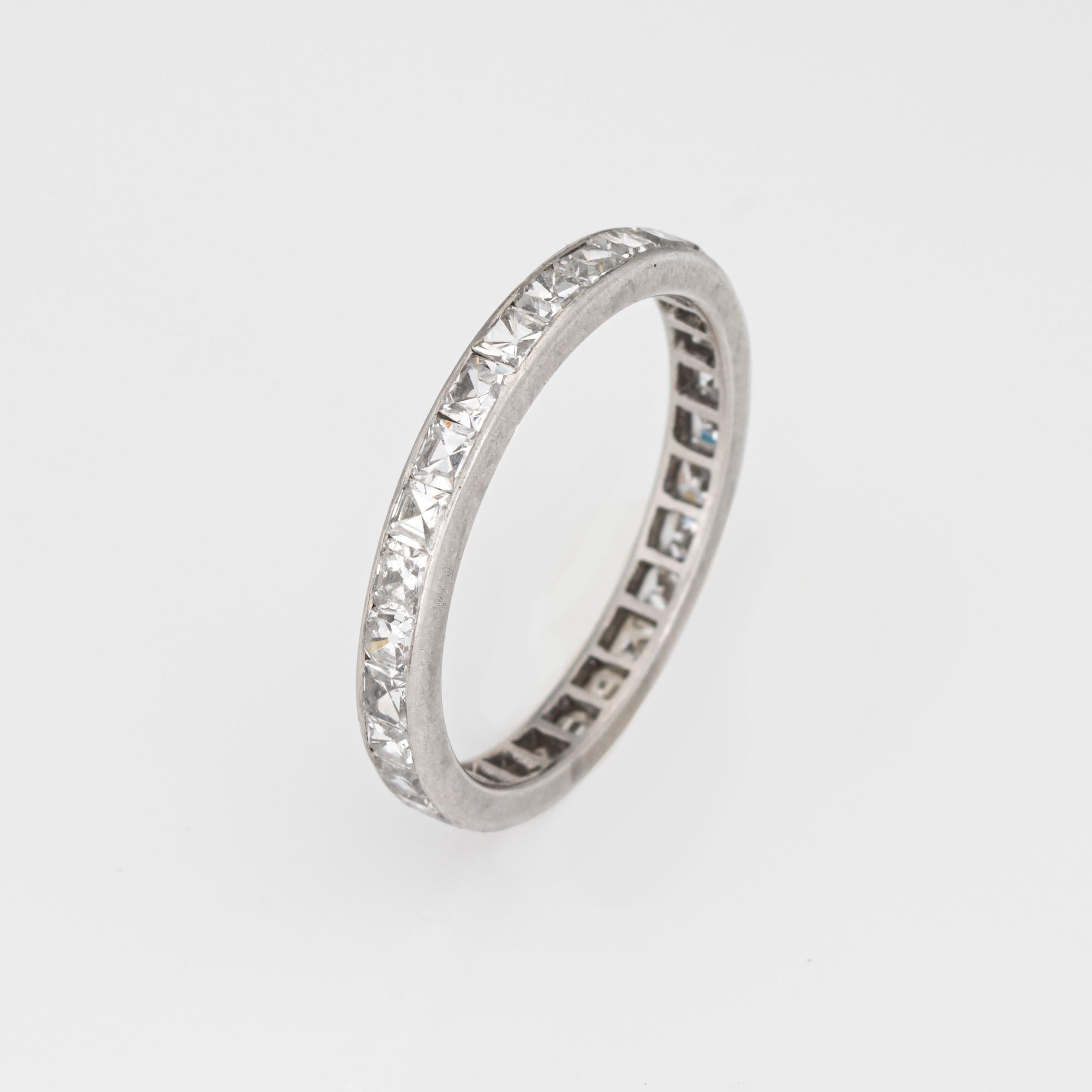 Elégante bague d'éternité ancienne en diamant français (vers 1900-1910). 

Les diamants carrés de taille ancienne totalisent environ 0,87 carats (couleur H-I, pureté VS2-SI2).

La bague incarne le charme antique et ferait une belle alliance ou une