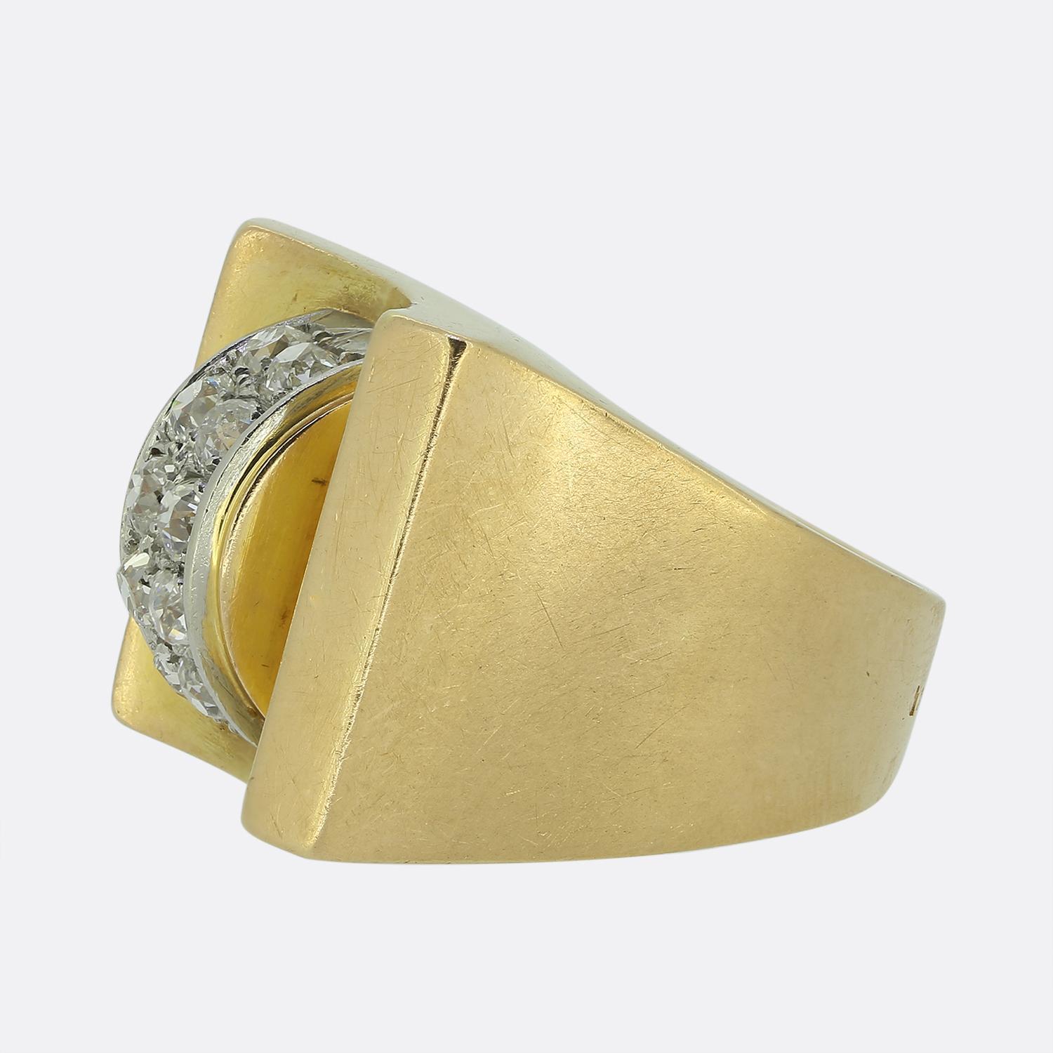 Ecco un caratteristico anello da abito francese realizzato in oro giallo 18 carati. Al centro di questo quadrante di forma quadrata troviamo una collezione di diamanti rotondi sfaccettati taglio old mine, ognuno dei quali esibisce un'accattivante