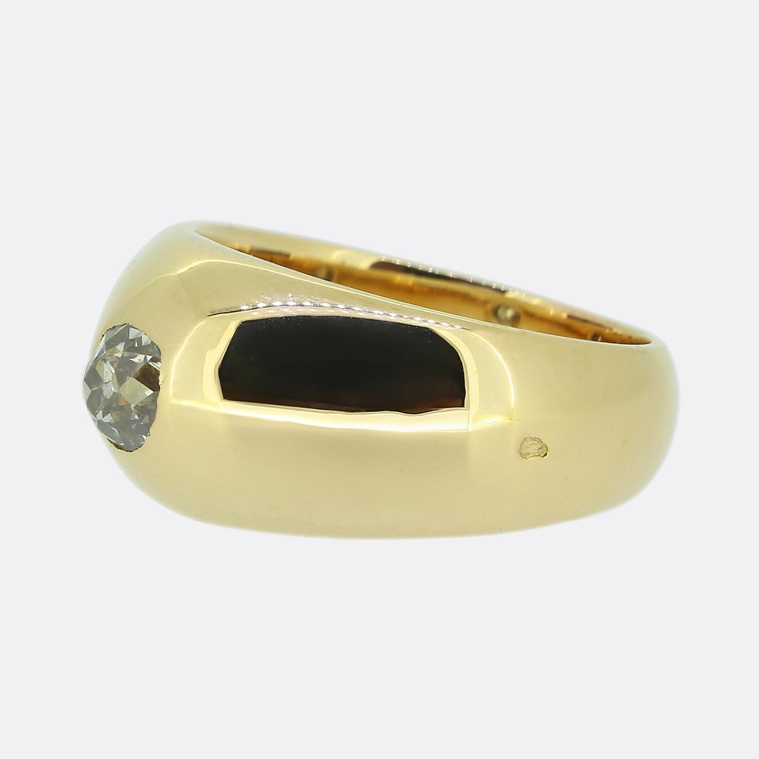 Nous avons ici une bague tzigane en diamant de style classique. Fabriquée en France à partir d'or jaune 18ct, cette pièce présente un diamant rond facetté de taille ancienne serti au centre de la face. La monture présente de larges épaules et une