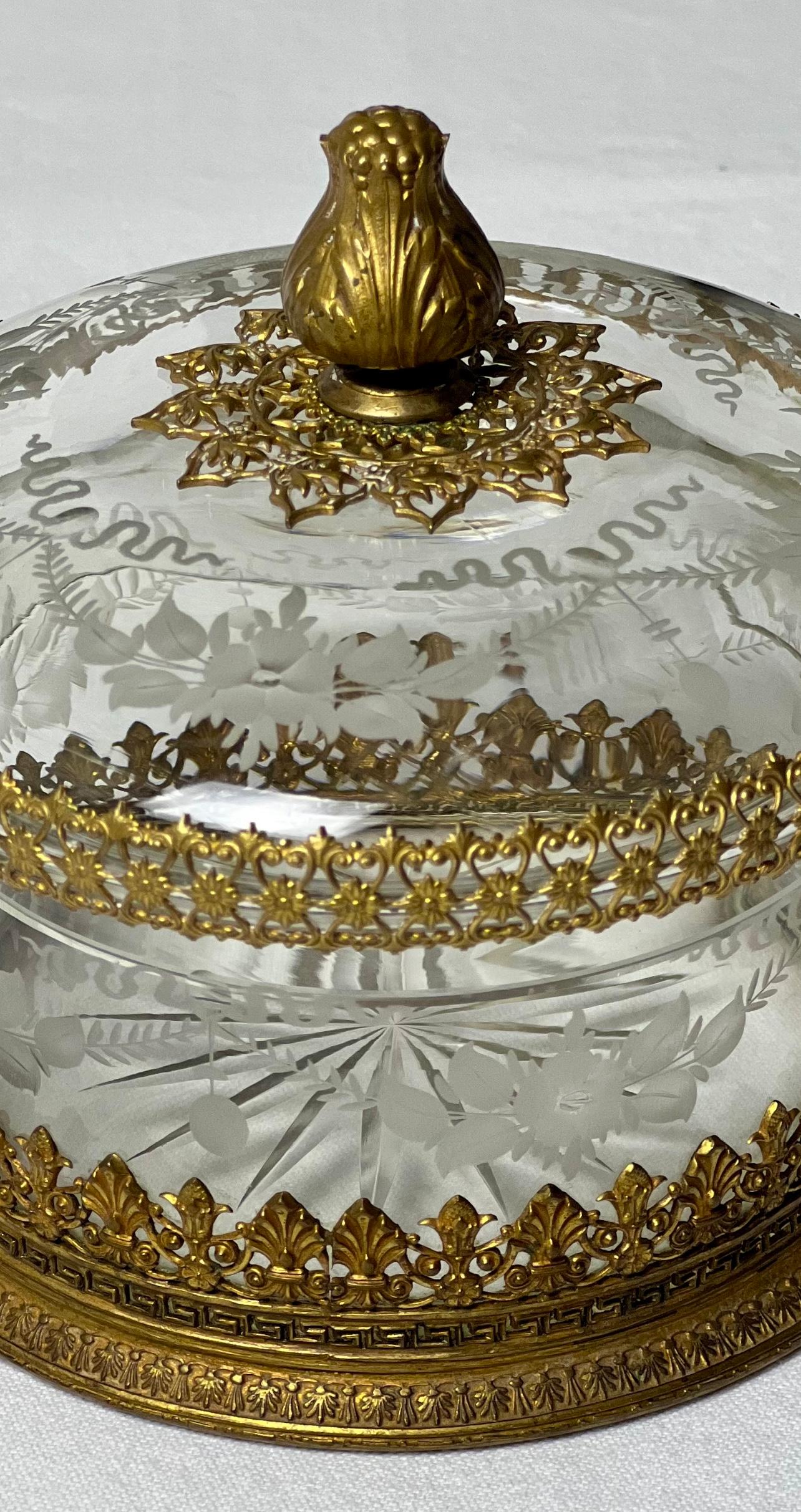 Paire de boîtes à couvercle françaises anciennes en cristal gravé et facetté avec bronze doré en vente 3