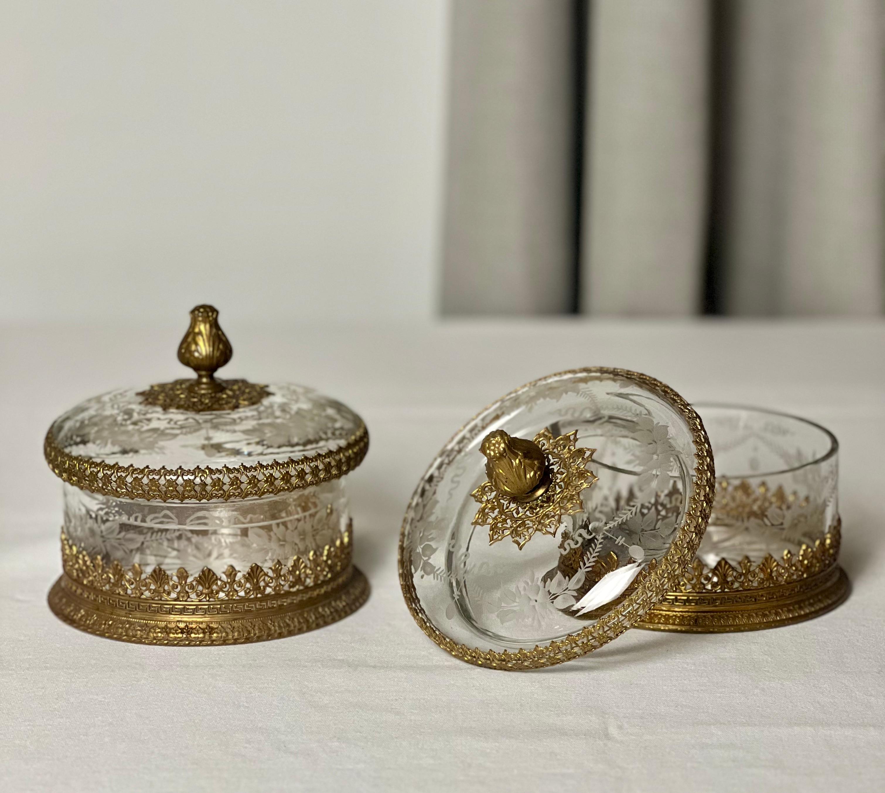 Empire Paire de boîtes à couvercle françaises anciennes en cristal gravé et facetté avec bronze doré en vente