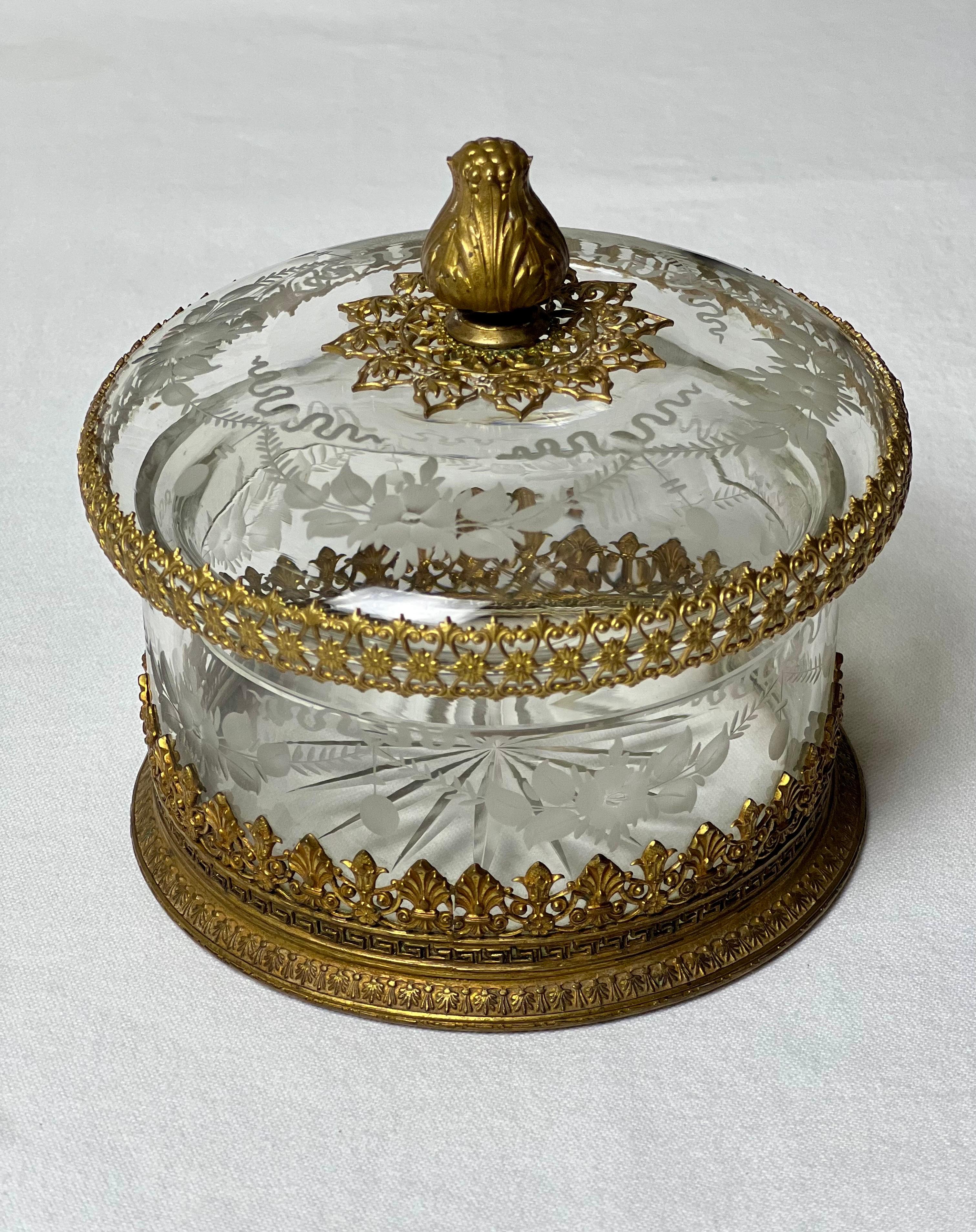 Français Paire de boîtes à couvercle françaises anciennes en cristal gravé et facetté avec bronze doré en vente