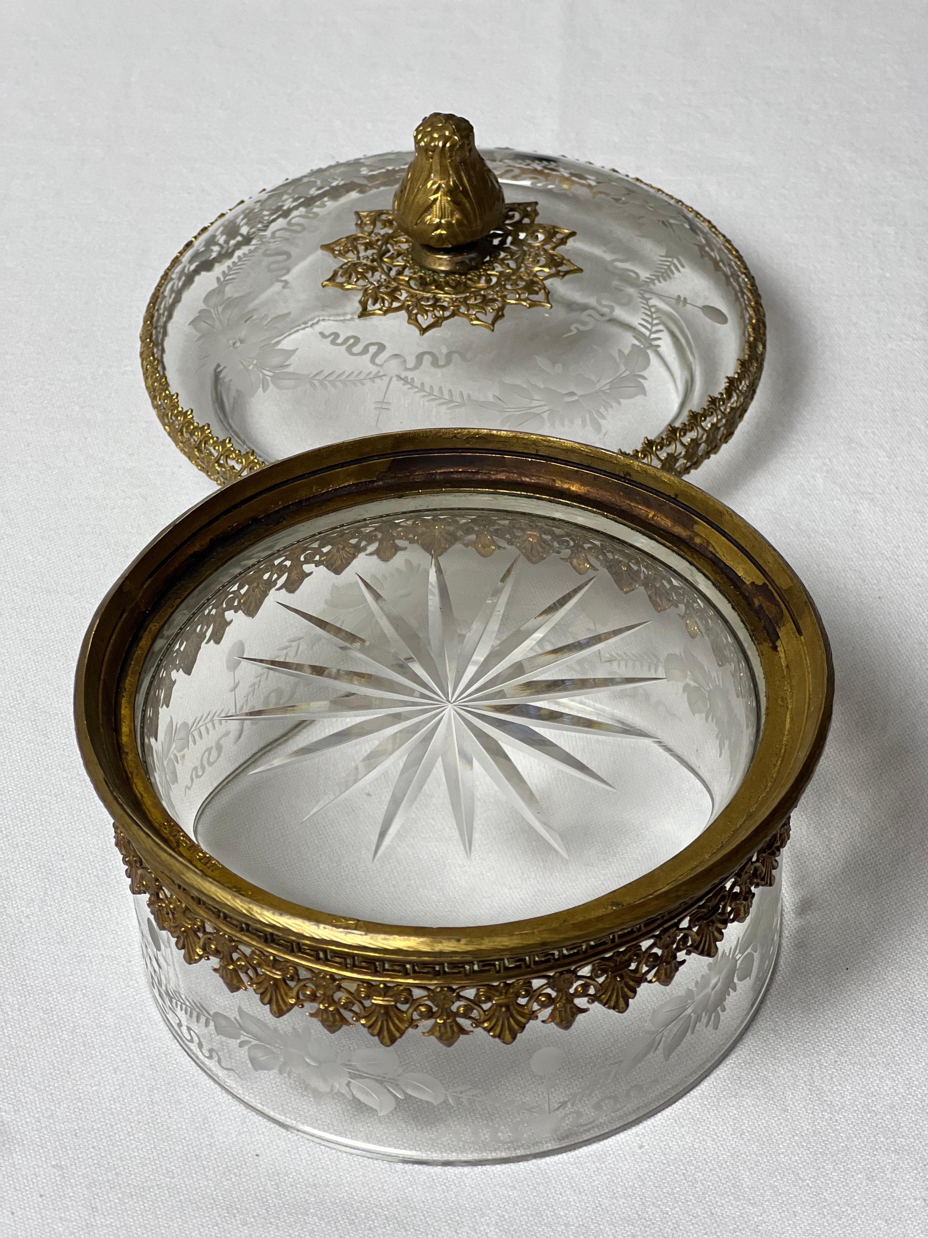 Französische antike geätzte und facettierte Kristallschachteln mit Deckeln aus Bronze und Goldbronze, Paar (20. Jahrhundert) im Angebot
