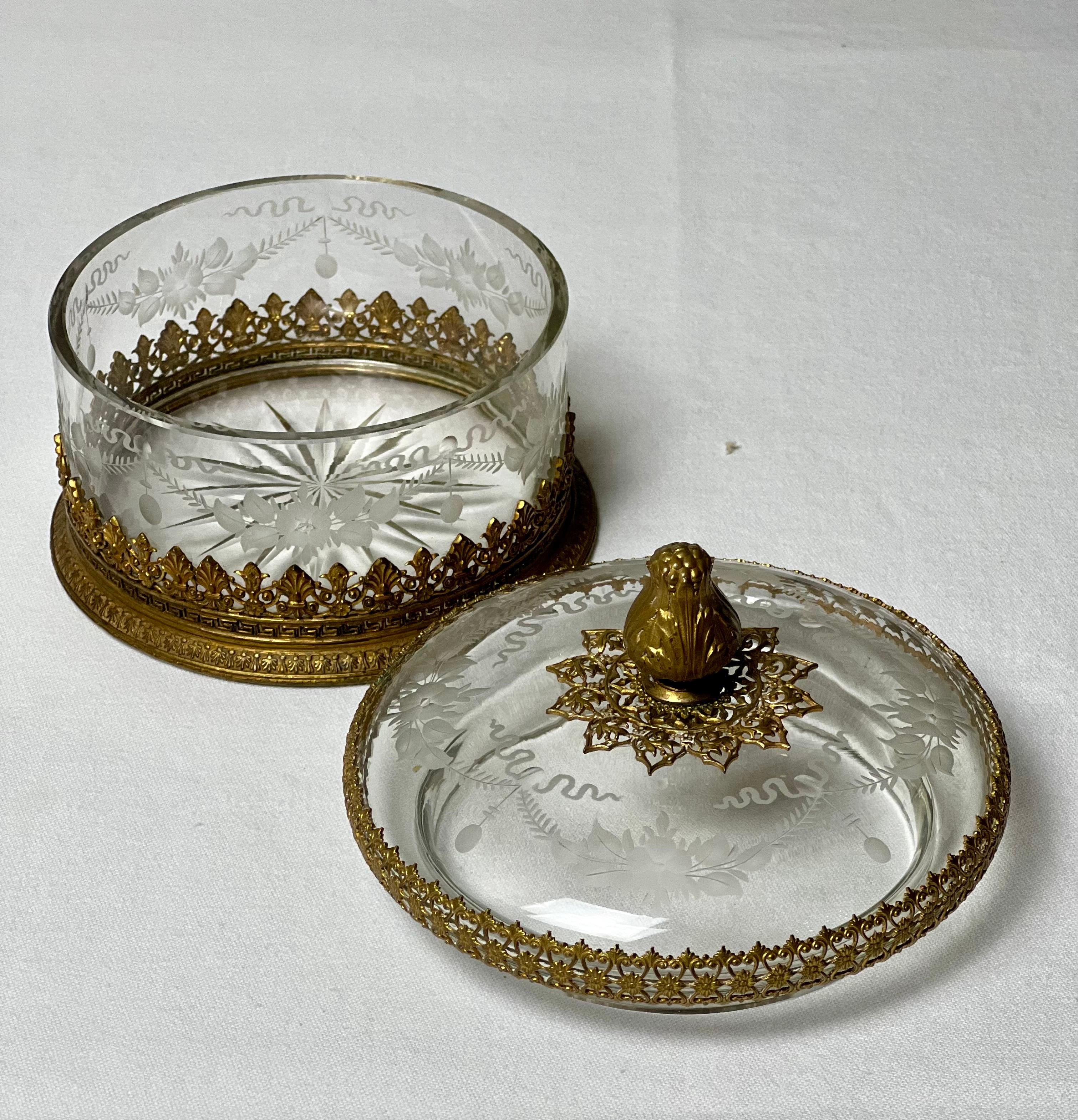 20ième siècle Paire de boîtes à couvercle françaises anciennes en cristal gravé et facetté avec bronze doré en vente