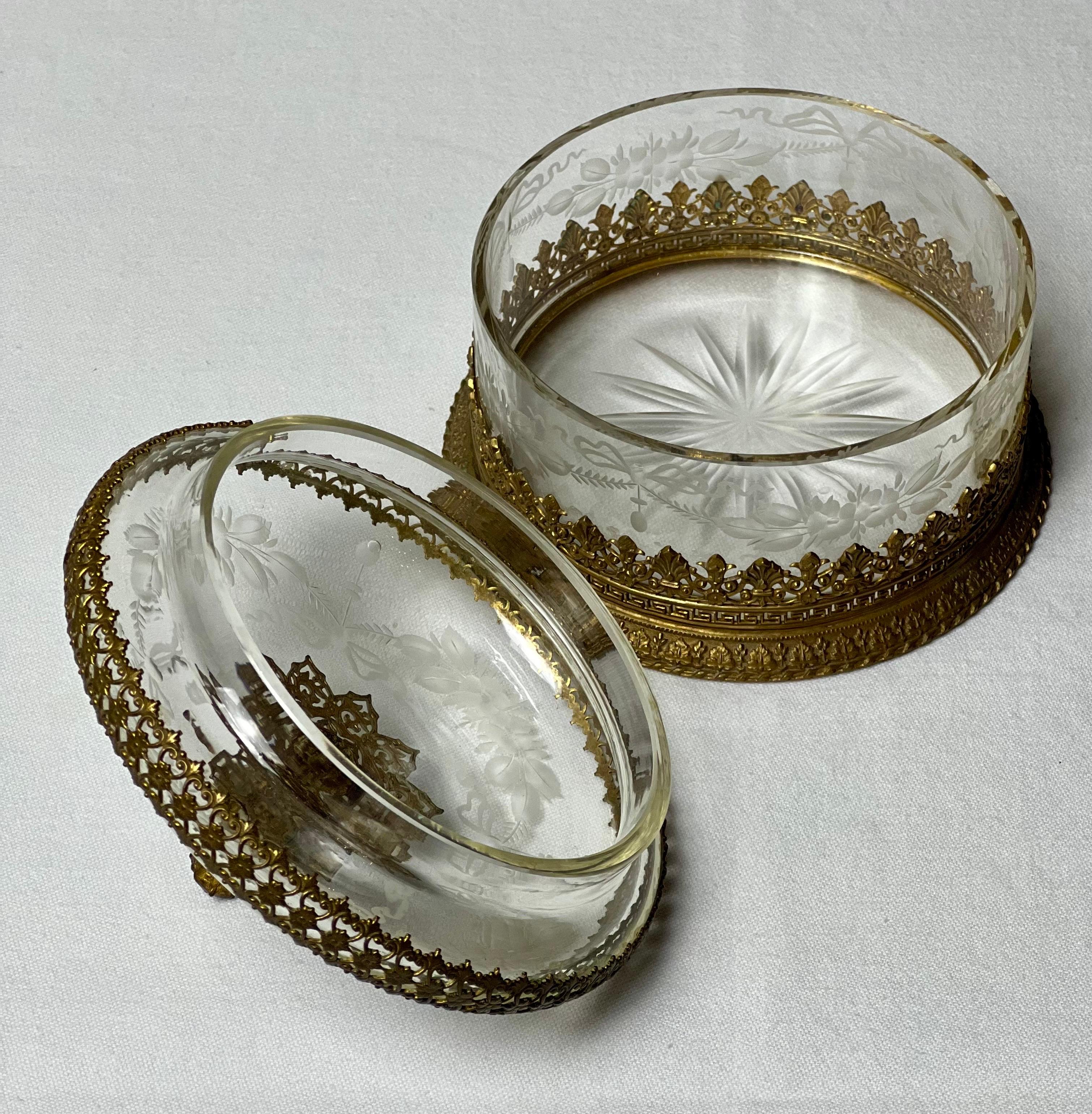 Paire de boîtes à couvercle françaises anciennes en cristal gravé et facetté avec bronze doré en vente 1