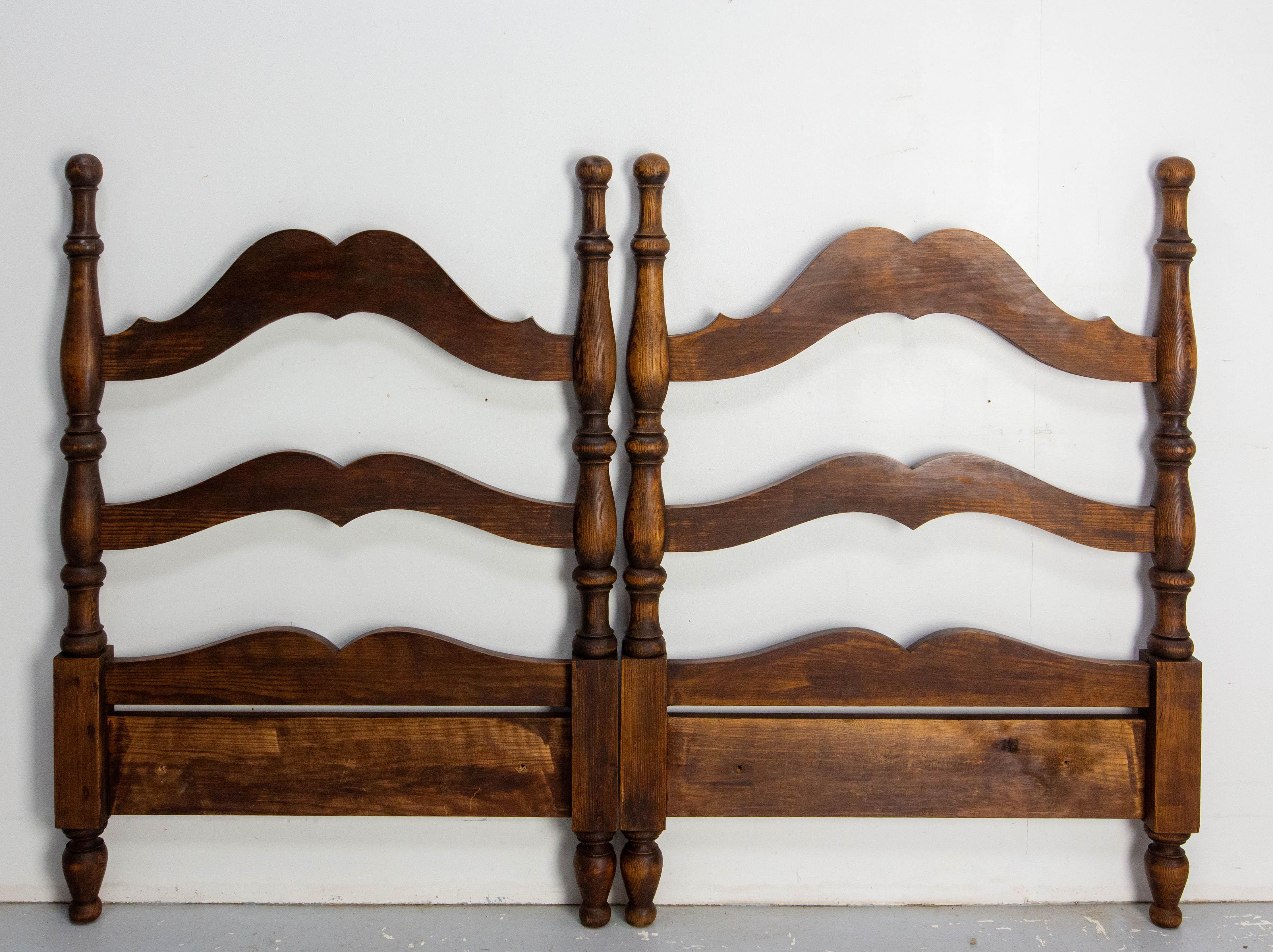 Testiera francese in legno di abete massiccio realizzata nel 1940 circa.
Questo può essere utilizzato anche per due letti singoli.

Spedizione:
13 / 111 / 82 cm  13 Kg




