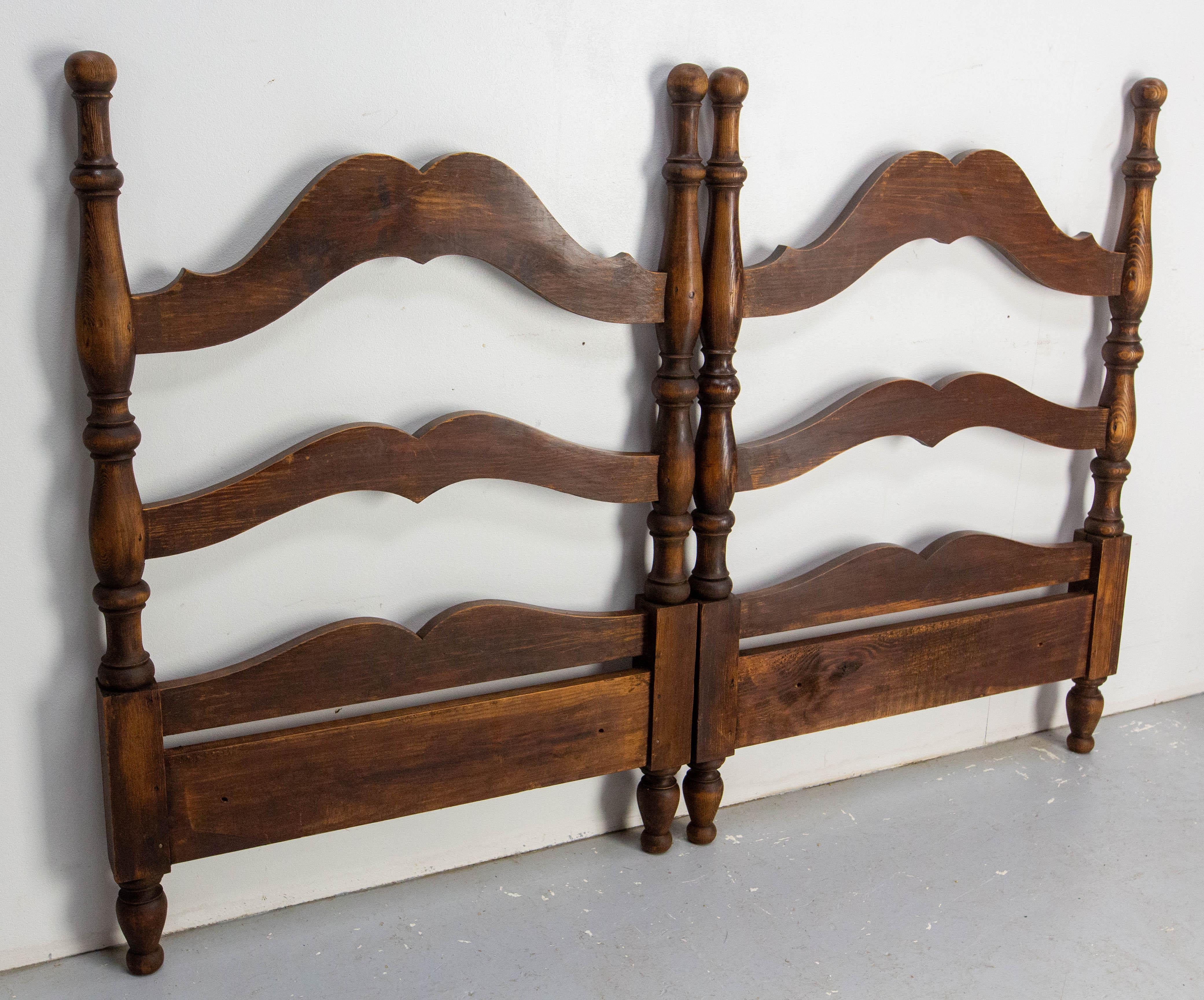 Francese Testata francese in legno di abete antico per letto matrimoniale del 1940 circa in vendita