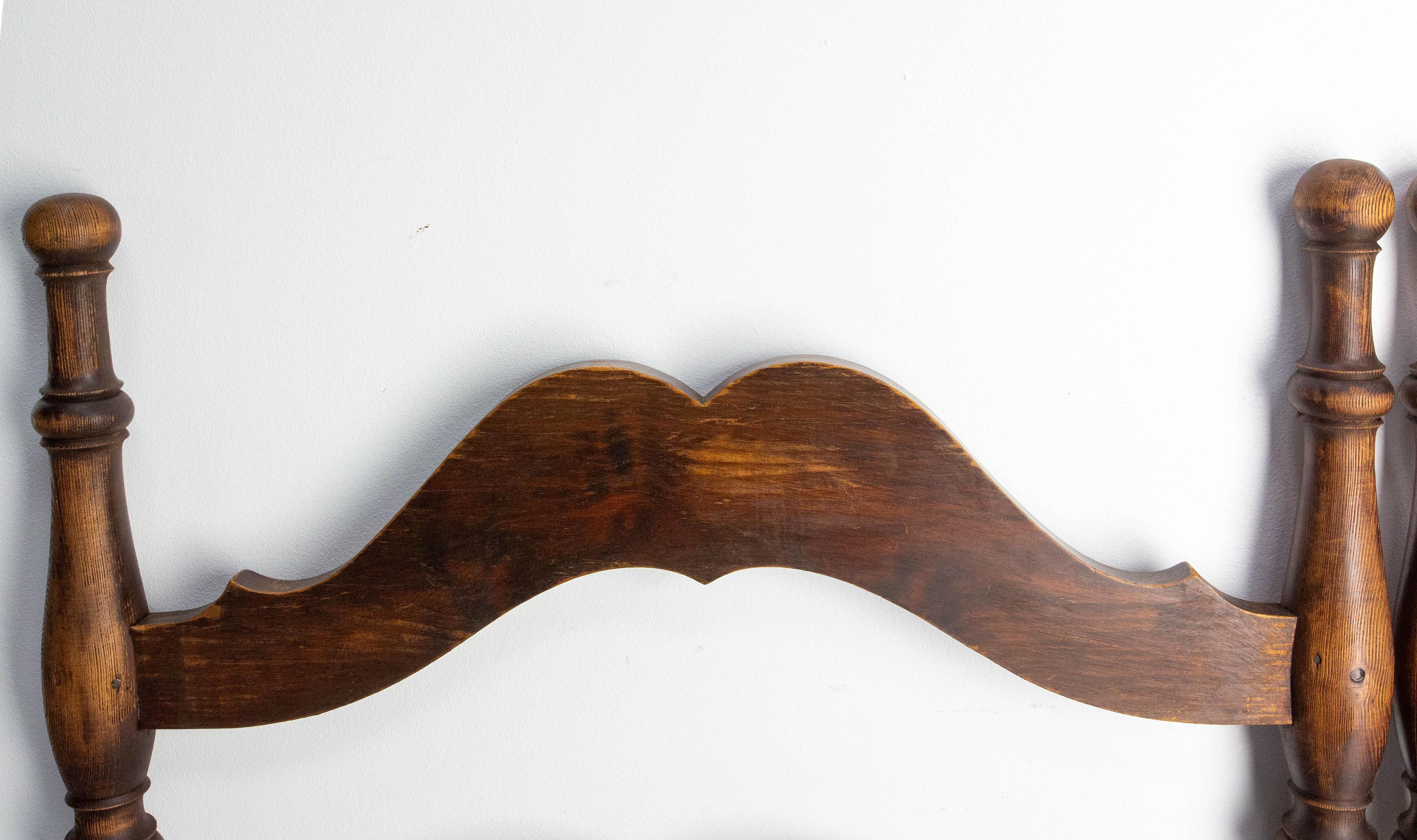 Metà XX secolo Testata francese in legno di abete antico per letto matrimoniale del 1940 circa in vendita