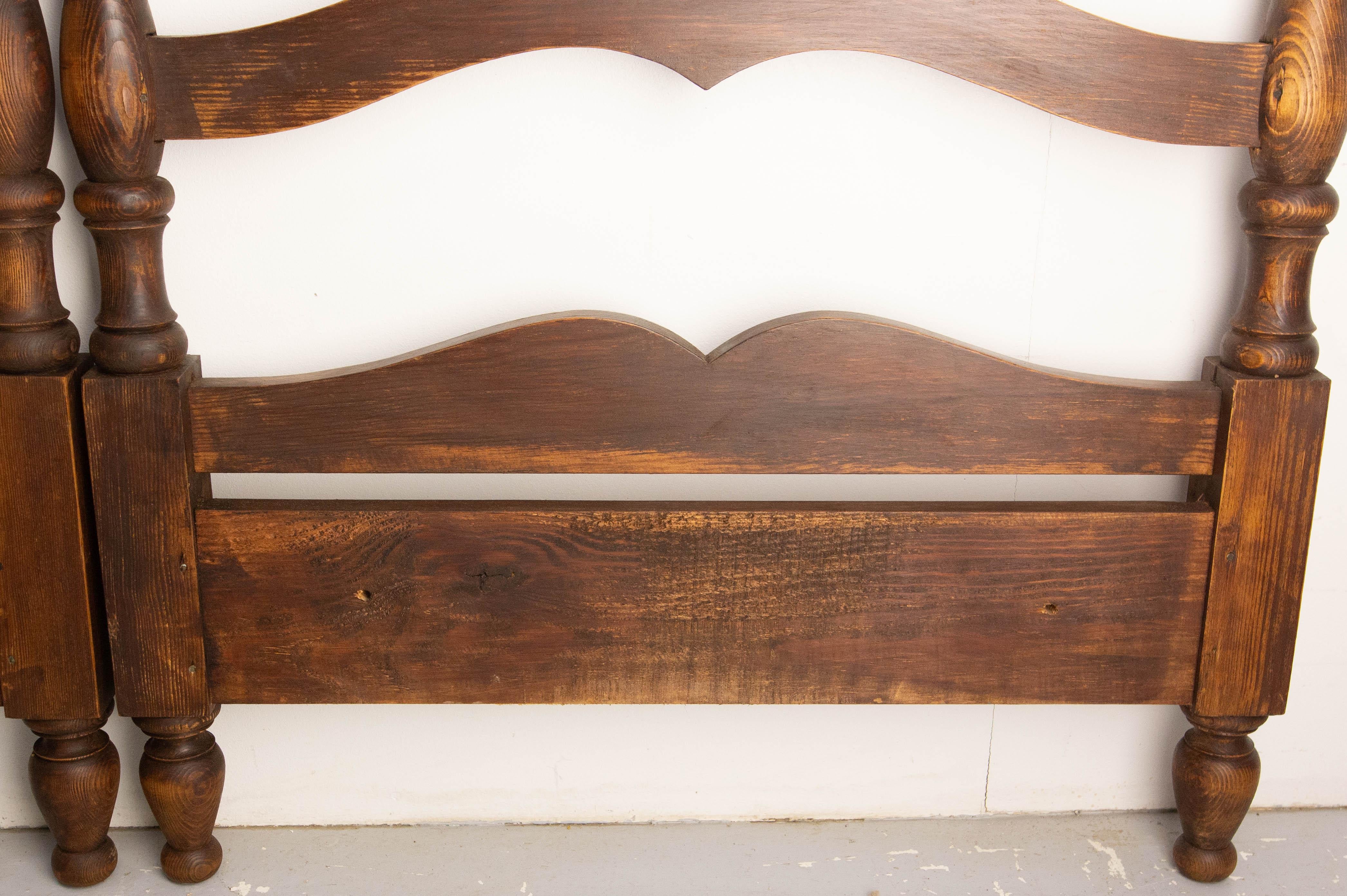 Testata francese in legno di abete antico per letto matrimoniale del 1940 circa in vendita 1