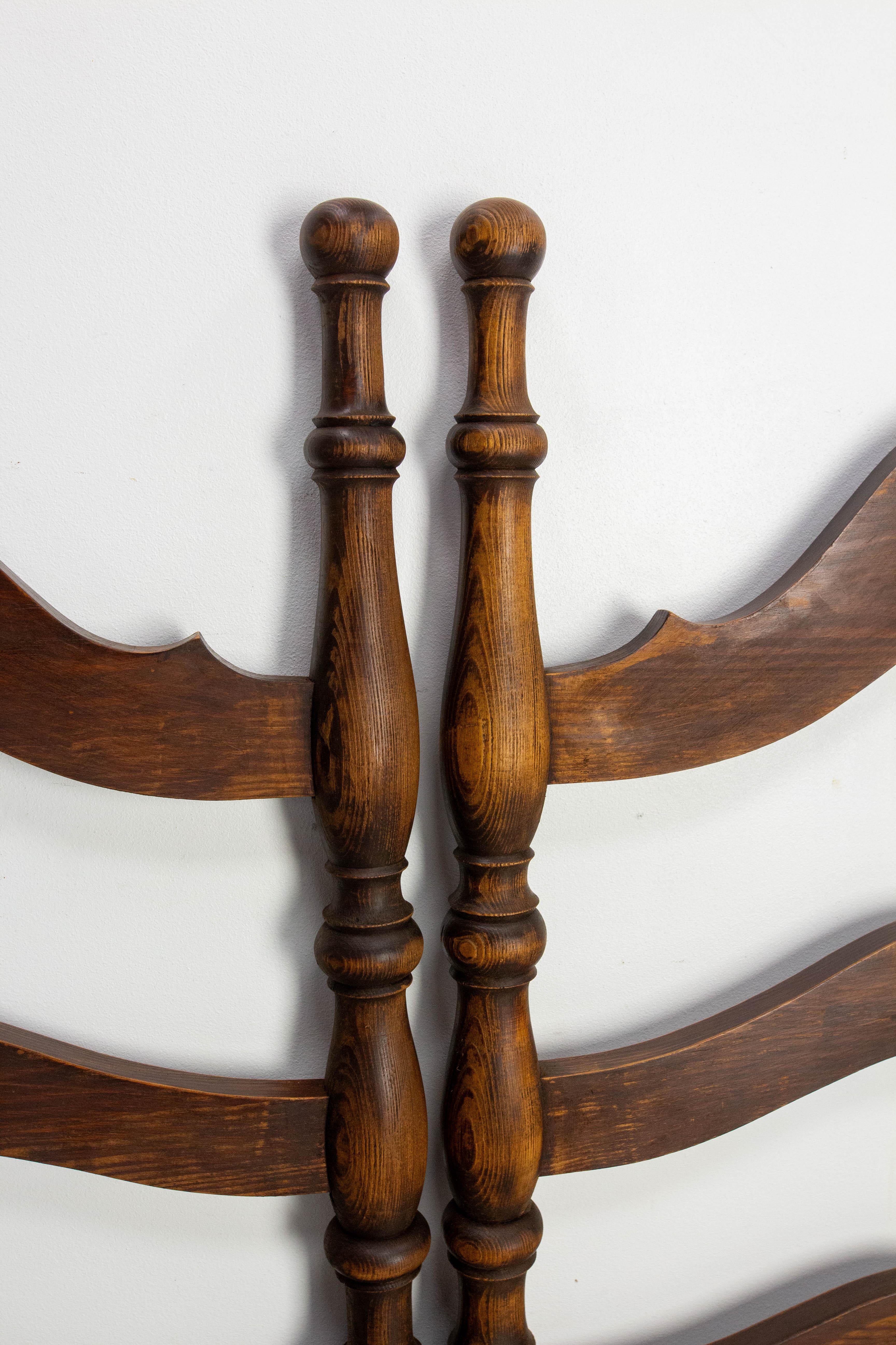 Testata francese in legno di abete antico per letto matrimoniale del 1940 circa in vendita 2