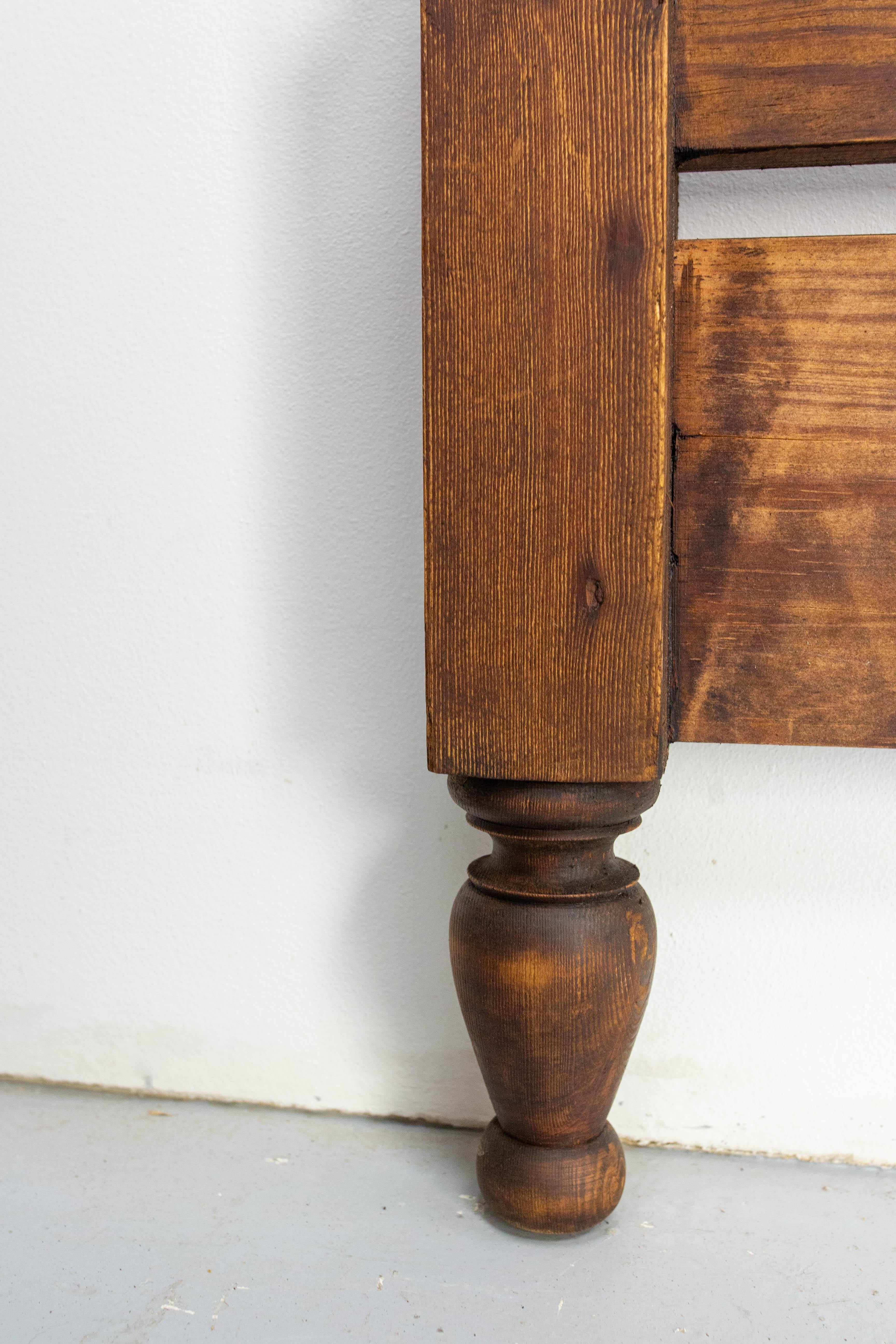 Testata francese in legno di abete antico per letto matrimoniale del 1940 circa in vendita 3
