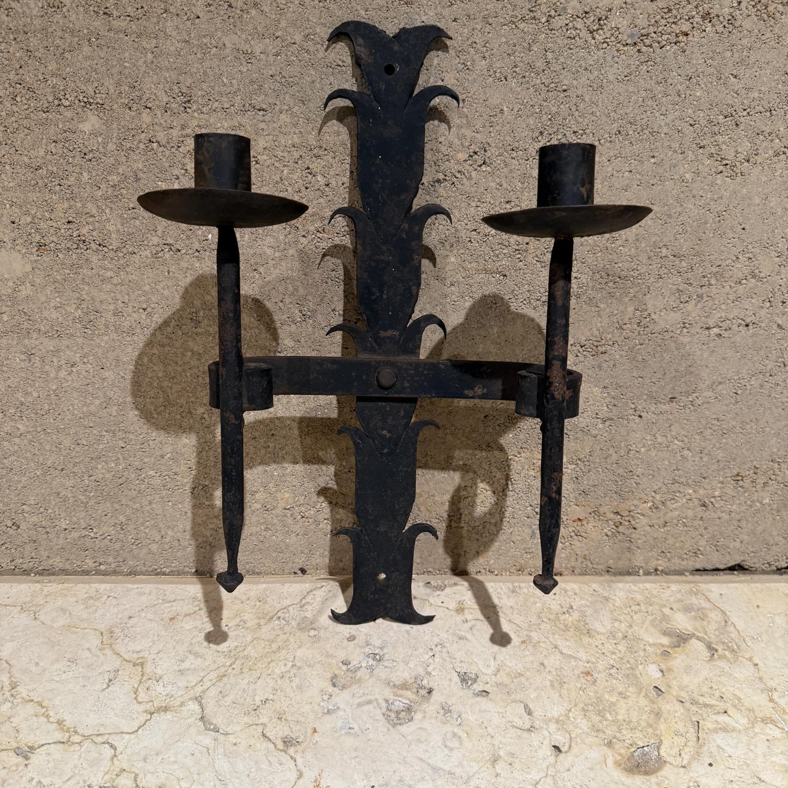 Pour votre considération, un bougeoir antique en fer forgé. Les informations sur les fabricants ne sont pas disponibles. Non marqué. Hacienda néo-espagnole. 
Il faut 2 bâtons de bougie. Aucune électricité n'est nécessaire.

Dimensions : 15 H x 10,5