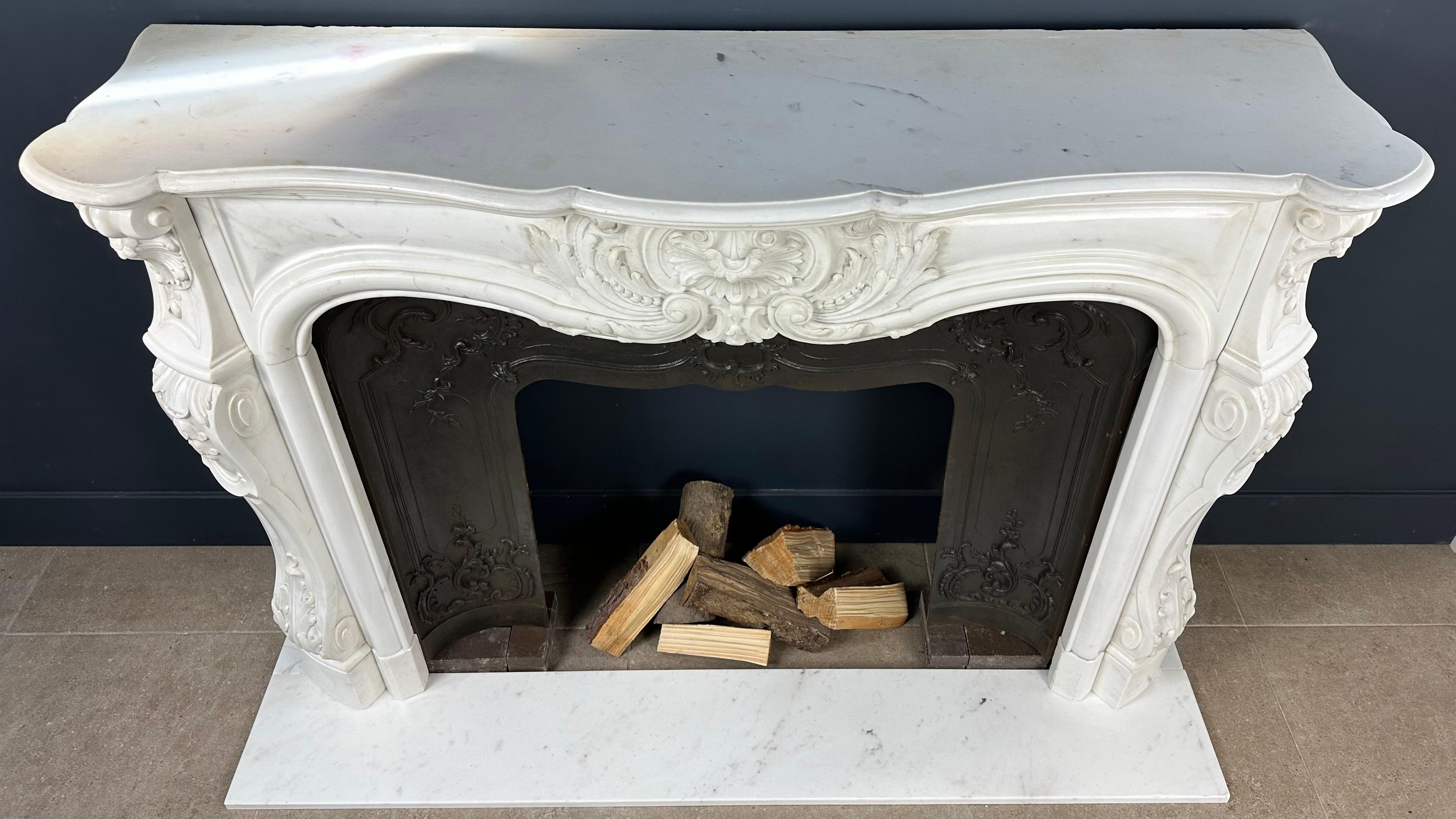  French Antique Front Shell Fireplace White Marble Cast Iron Insert For Sale 6