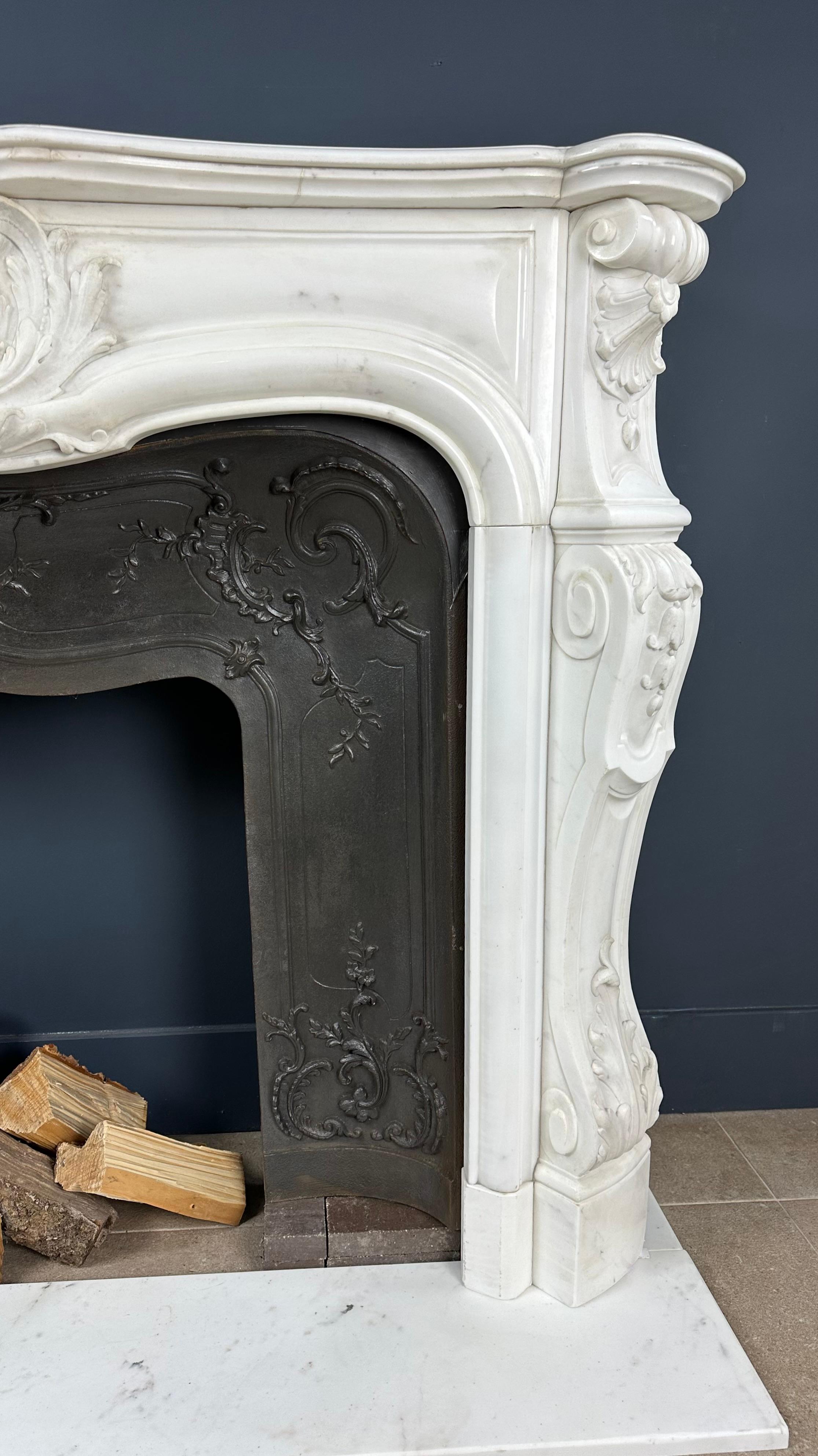  French Antique Front Shell Fireplace White Marble Cast Iron Insert In Good Condition For Sale In Oostvoorne, NL