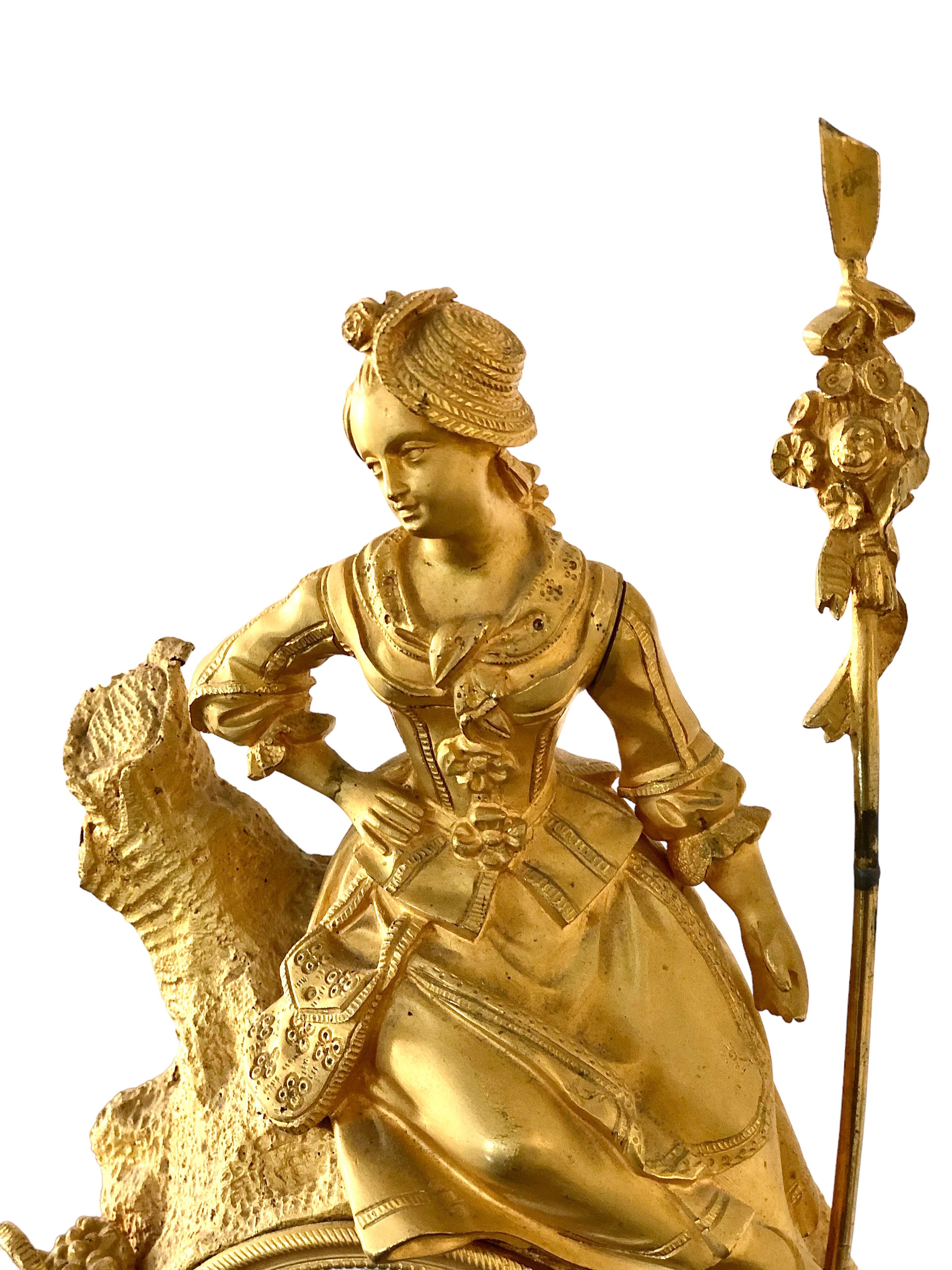 Französische antike vergoldete ziselierte Bronzeuhr im Angebot 1