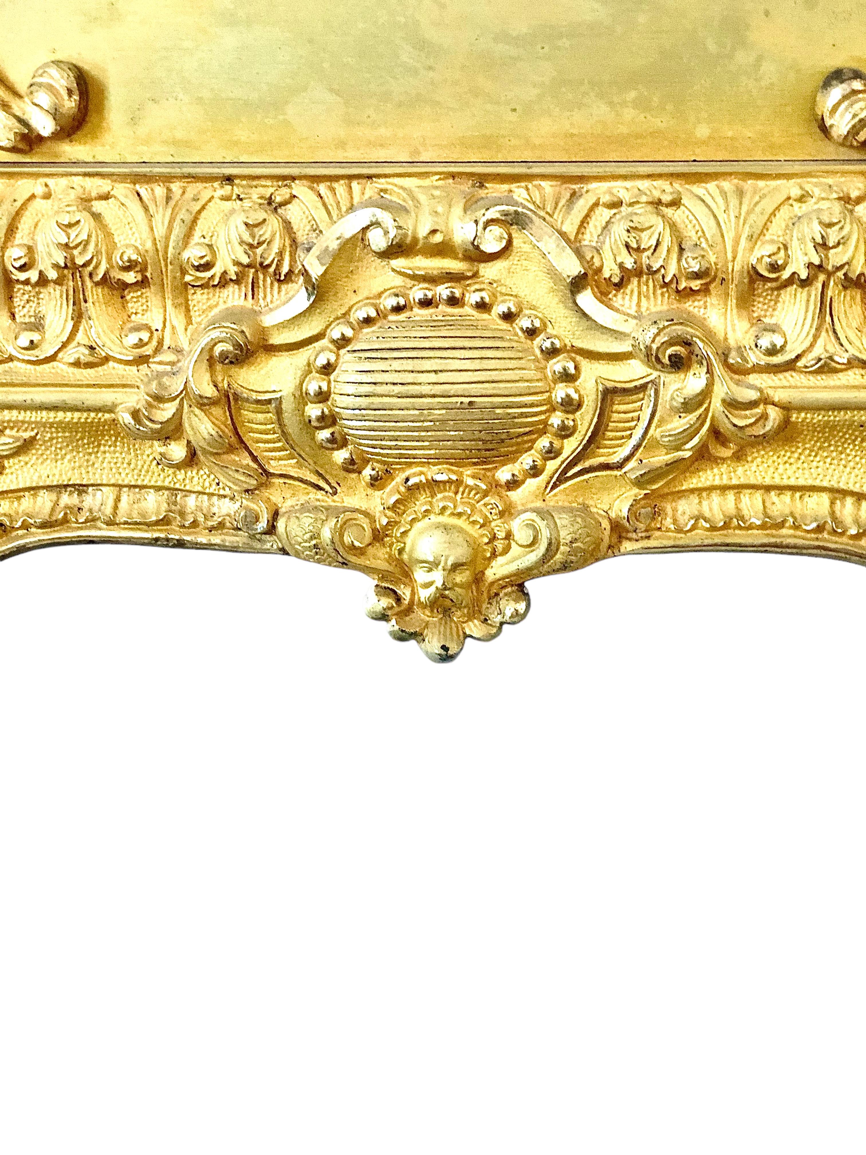 Französische antike vergoldete ziselierte Bronzeuhr im Angebot 3