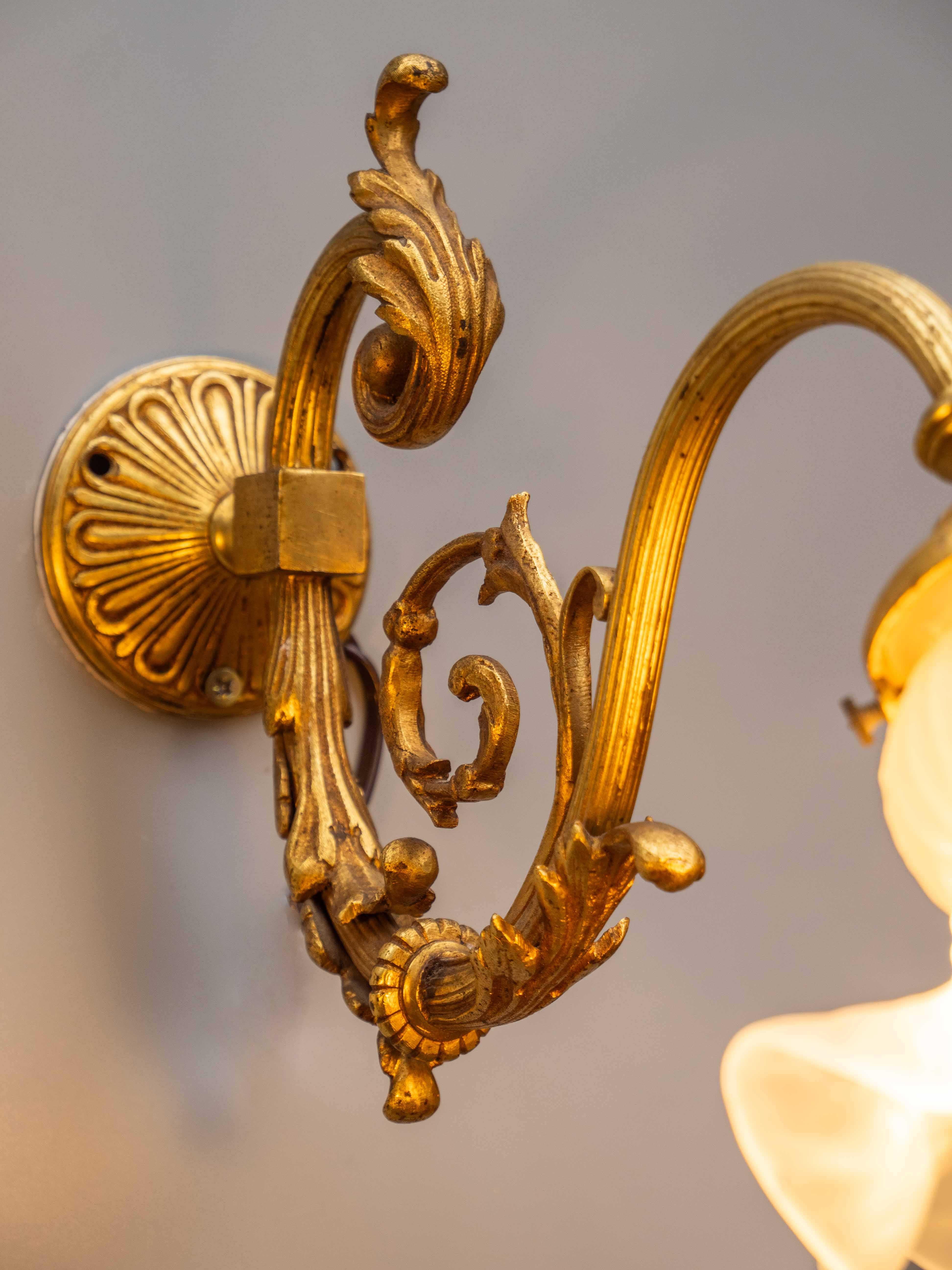 French antique gilded wall lamps pair For Sale 3
