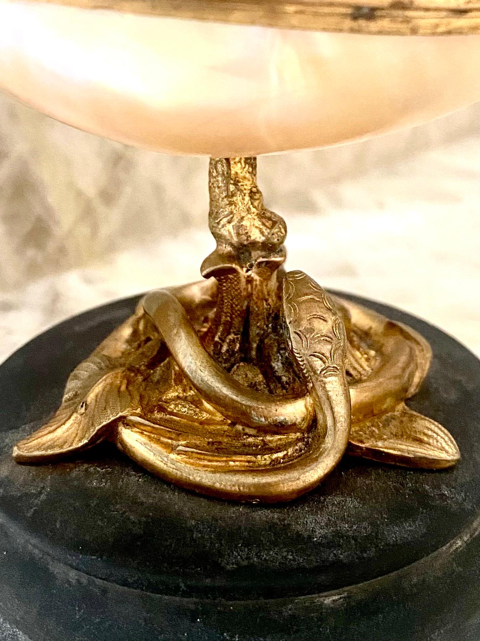 Plat à bijoux français ancien en bronze doré et nacre, 19ème siècle en vente 10