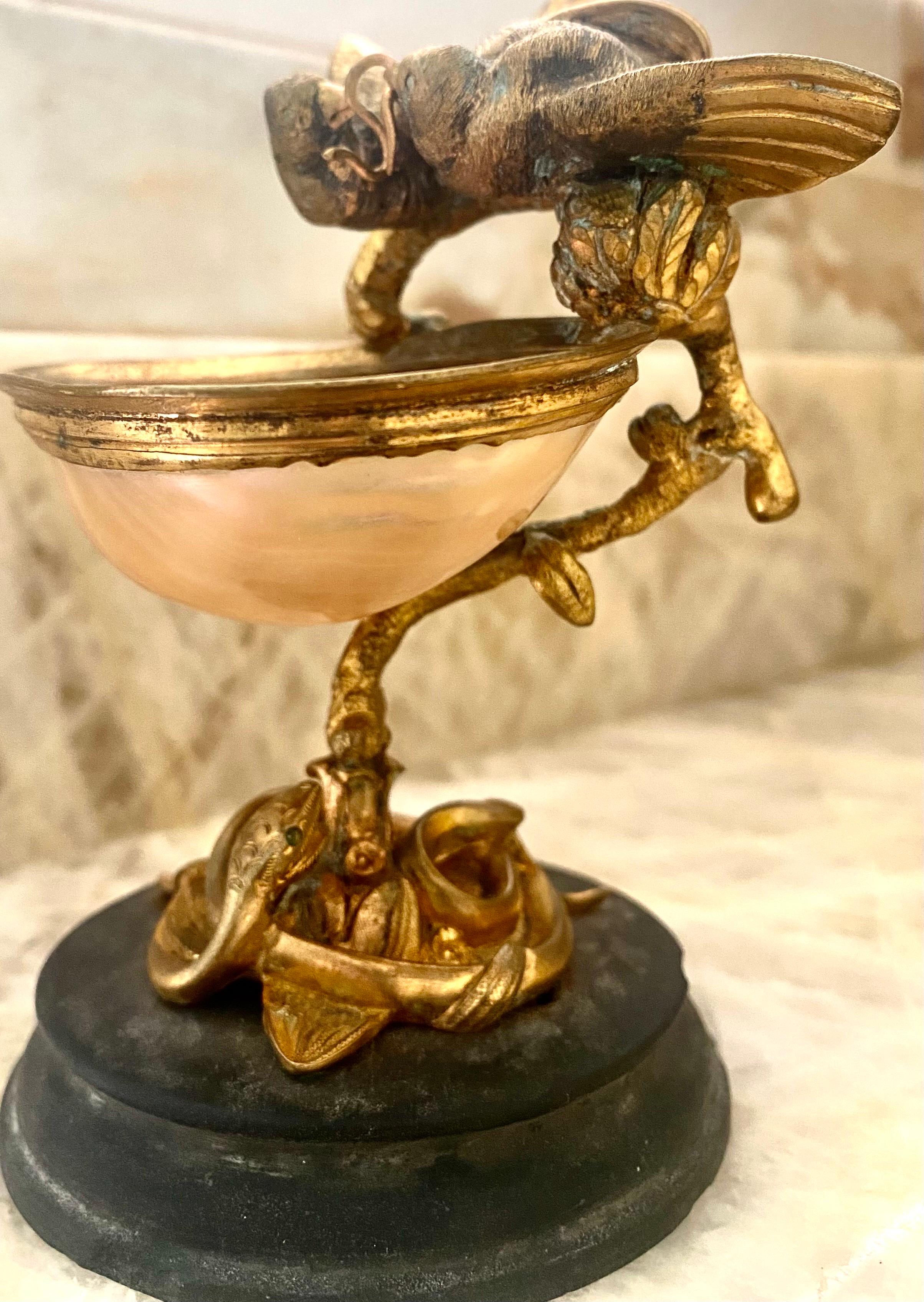 Antike französische antike Trinkettschale aus vergoldeter Bronze und Perlmutt, 19. Jahrhundert im Angebot 15