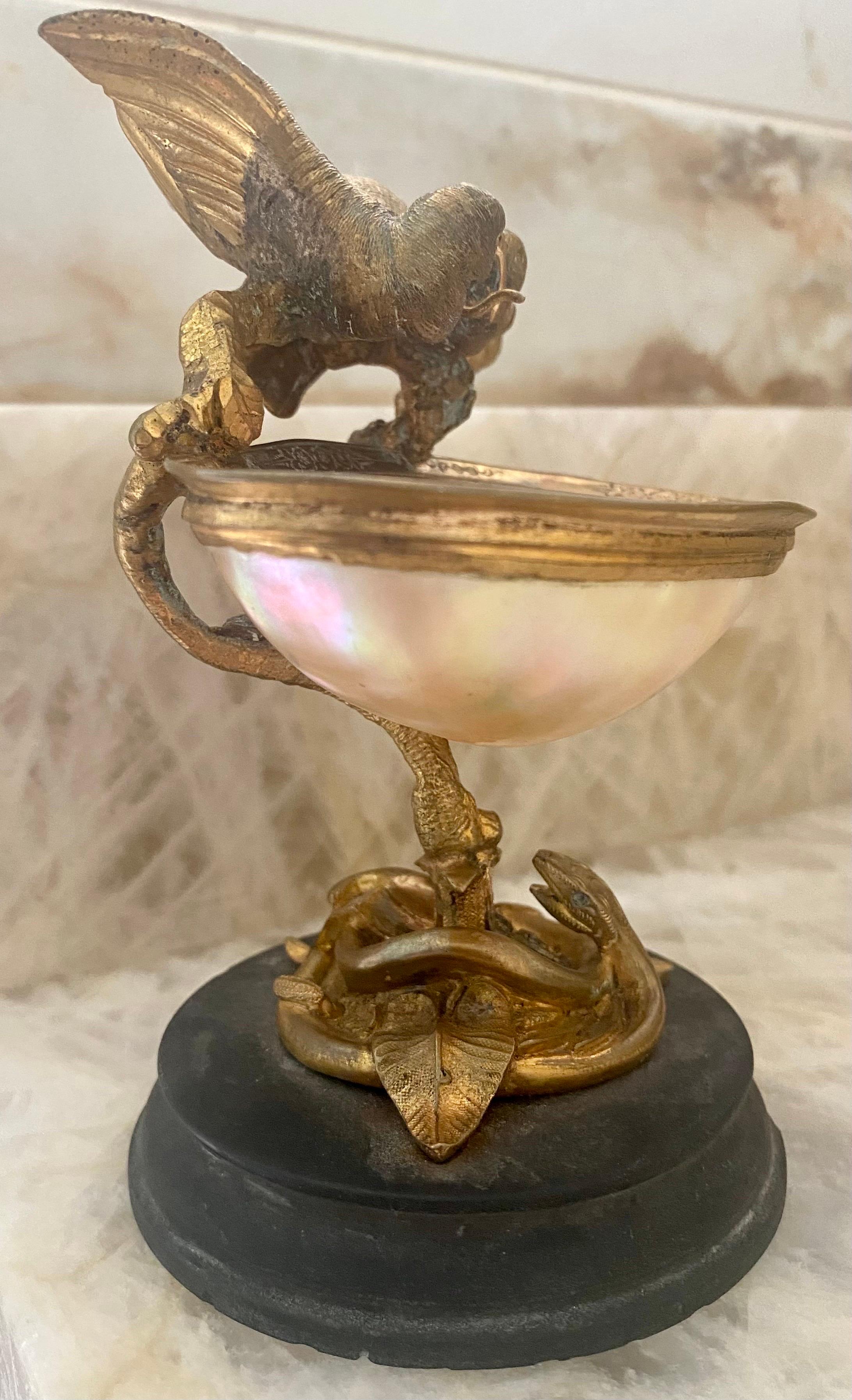 Antike französische antike Trinkettschale aus vergoldeter Bronze und Perlmutt, 19. Jahrhundert im Angebot 2