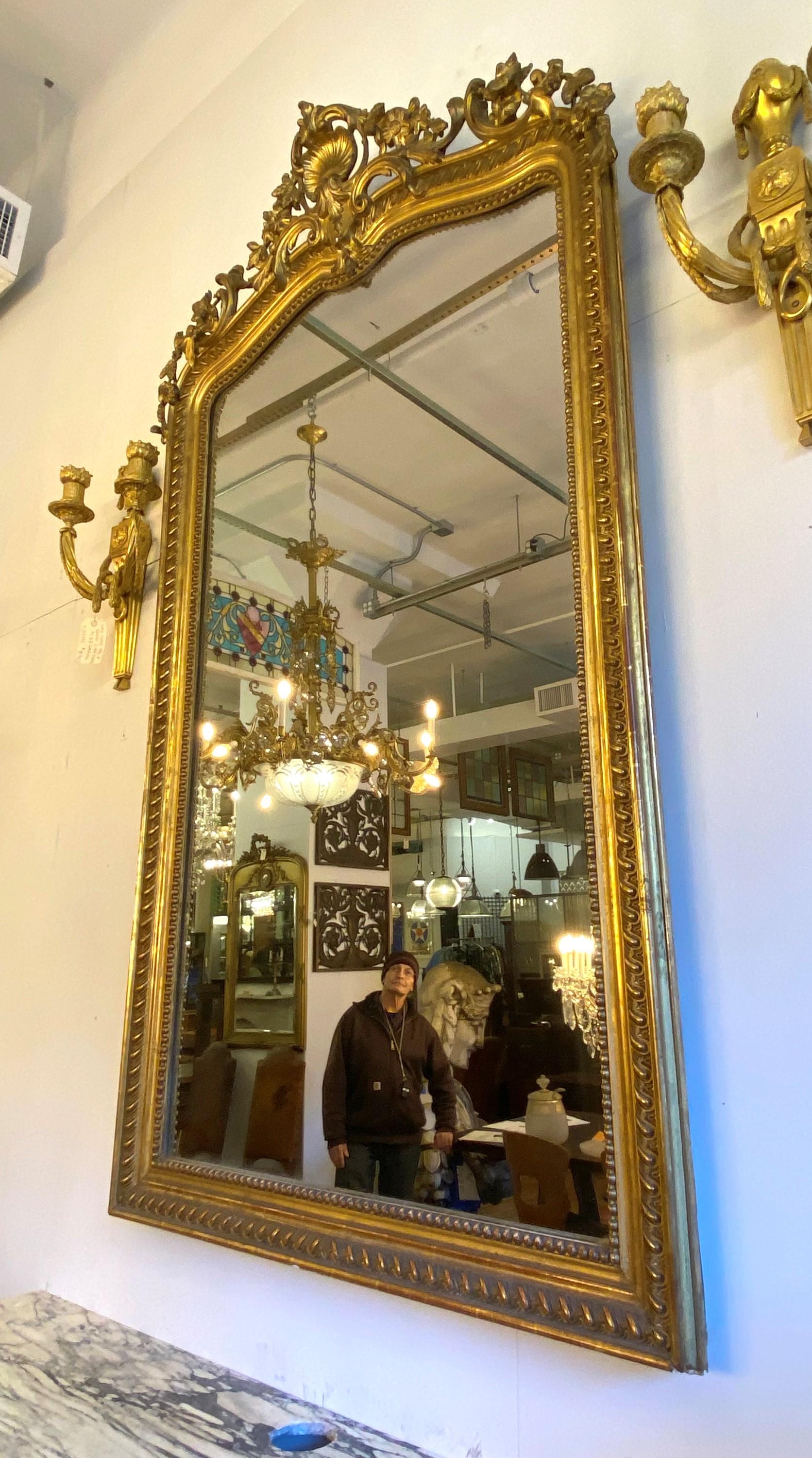 Européen Miroir de cheminée en bois doré et gesso avec coquilles florales en vente