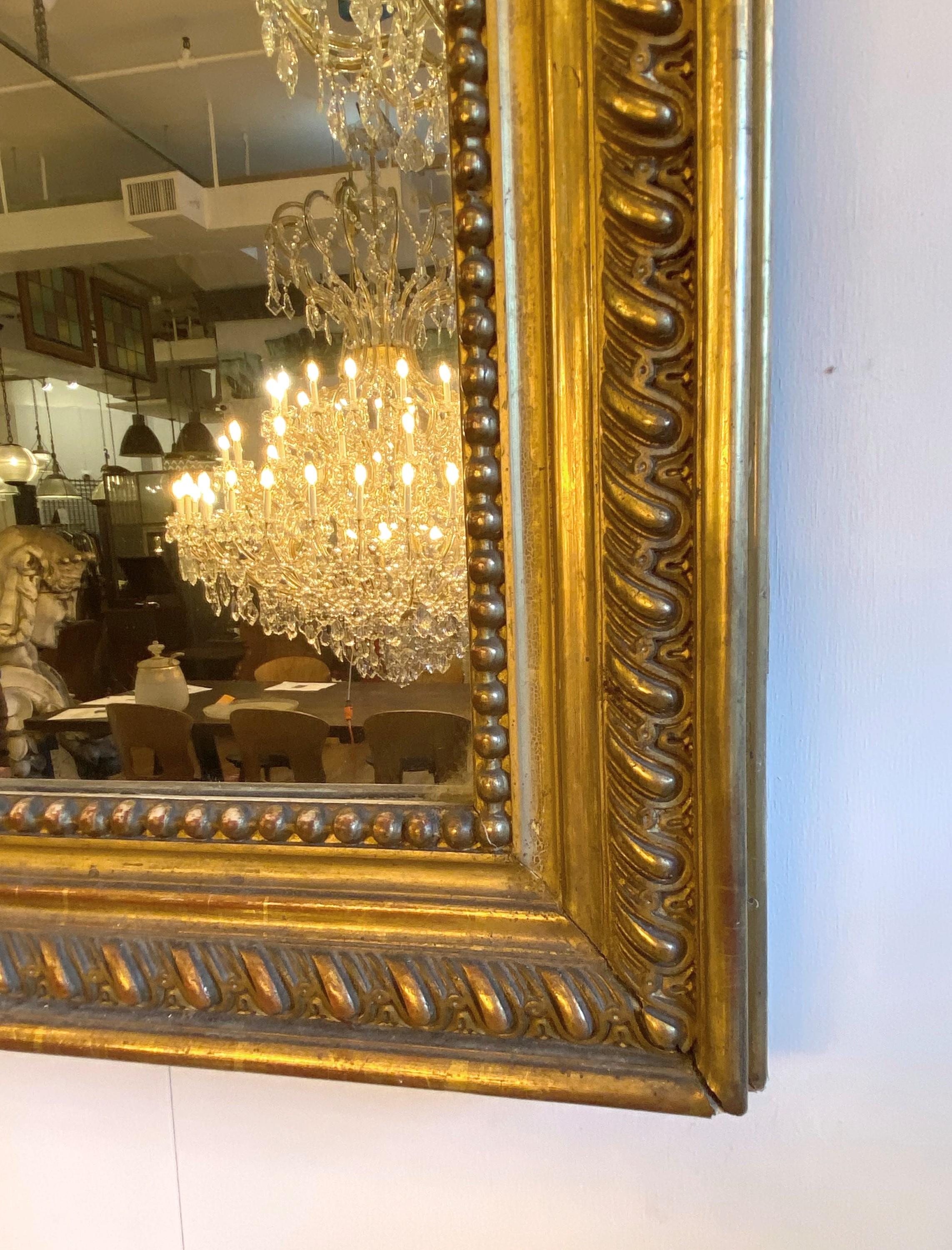 Miroir de cheminée en bois doré et gesso avec coquilles florales Bon état - En vente à New York, NY