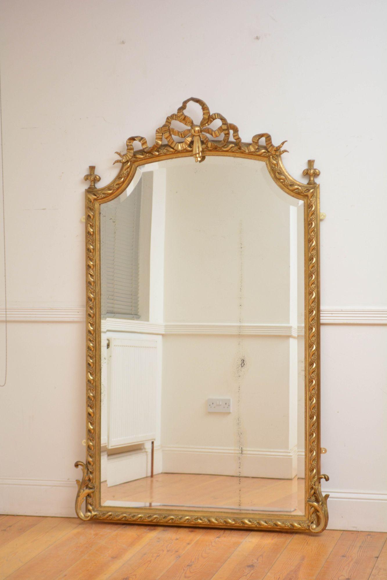 Sn5611 Atractivo espejo de pared o reclinable francés dorado del siglo XIX, con cristal biselado original con rayas y algunas imperfecciones, en marco de cuentas, tallado y dorado con lazo decorativo en el centro flanqueado por aletas talladas y