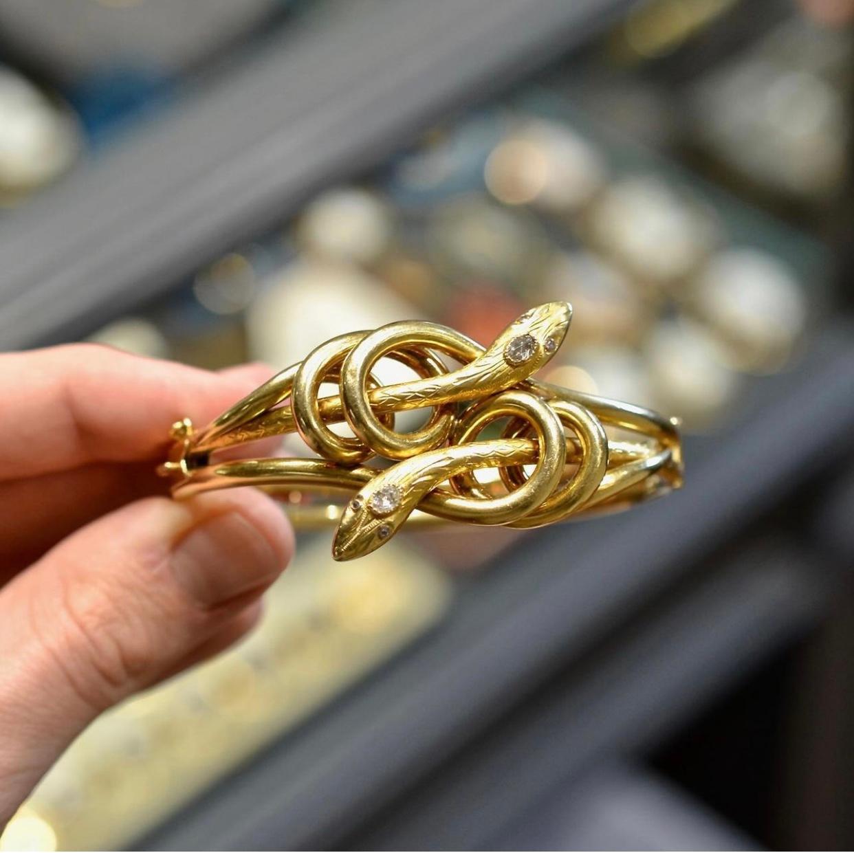 Französisches antikes Schlangenarmband aus Gold und Diamanten (Alteuropäischer Schliff) im Angebot