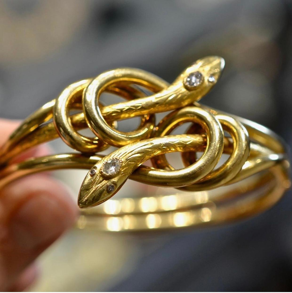 Französisches antikes Schlangenarmband aus Gold und Diamanten im Zustand „Hervorragend“ im Angebot in Firenze, IT
