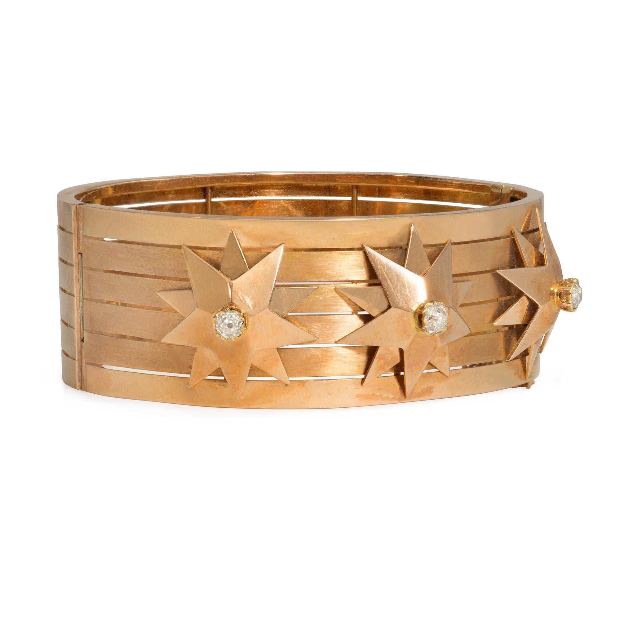Un bracelet manchette en or et diamants de l'époque victorienne, présentant trois doubles étoiles, chacune centrée par un diamant de taille européenne, sur un corps percé, en 18k.  France.  Atw diamants .50 ct.

Dimensions : 7