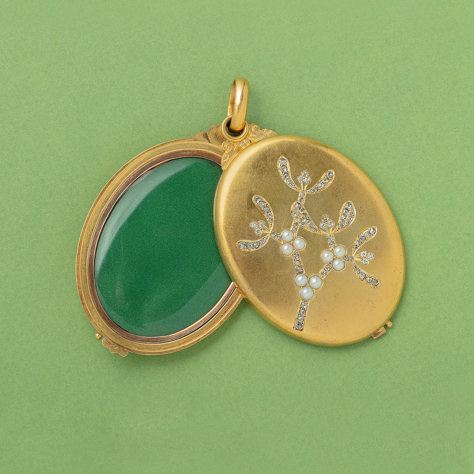 French Antique Gold Mistletoe Locket  In Good Condition In Amsterdam, NL