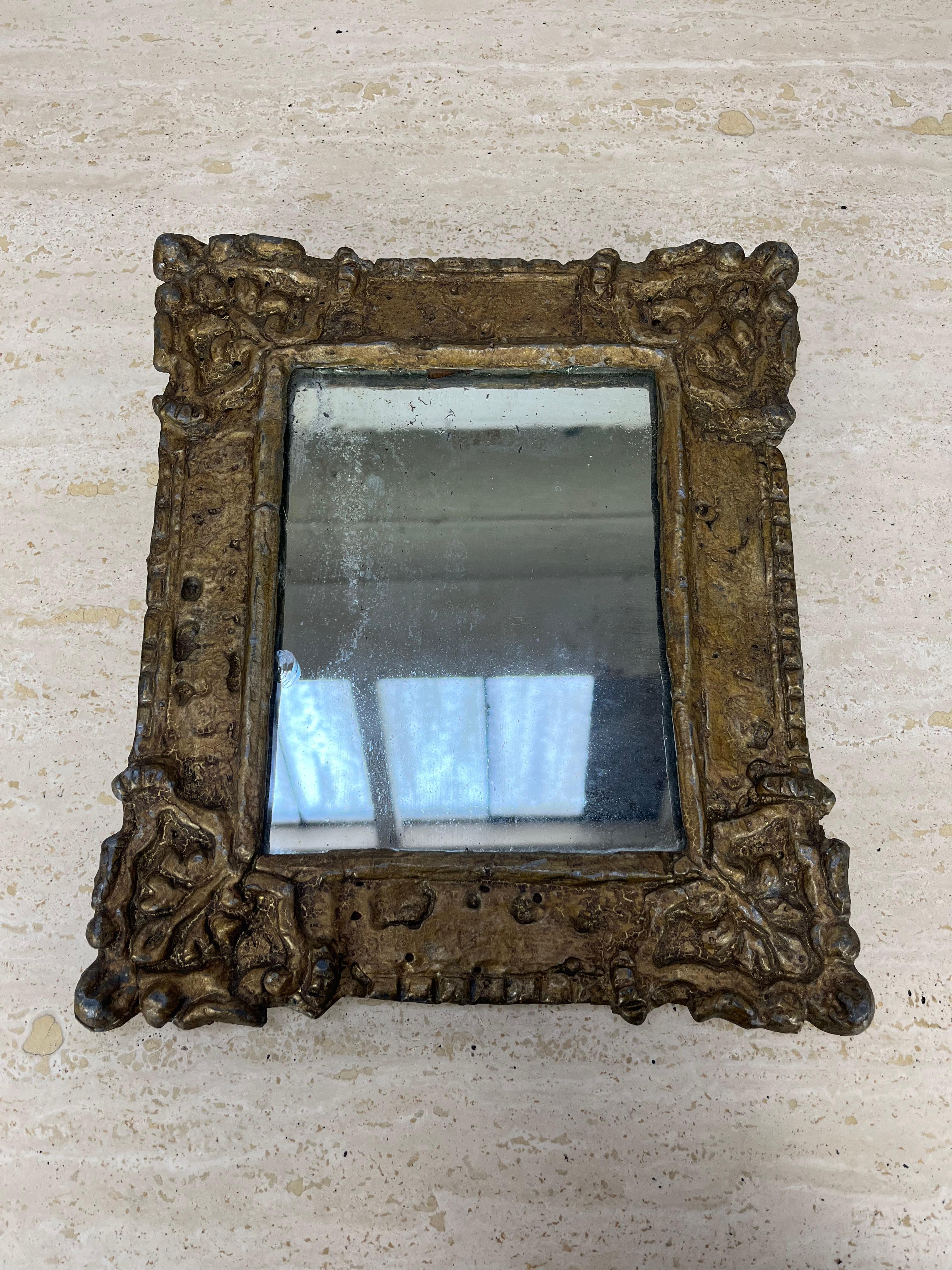 Miroir ancien en plomb doré, du 19e siècle. Bel objet décoratif. 
