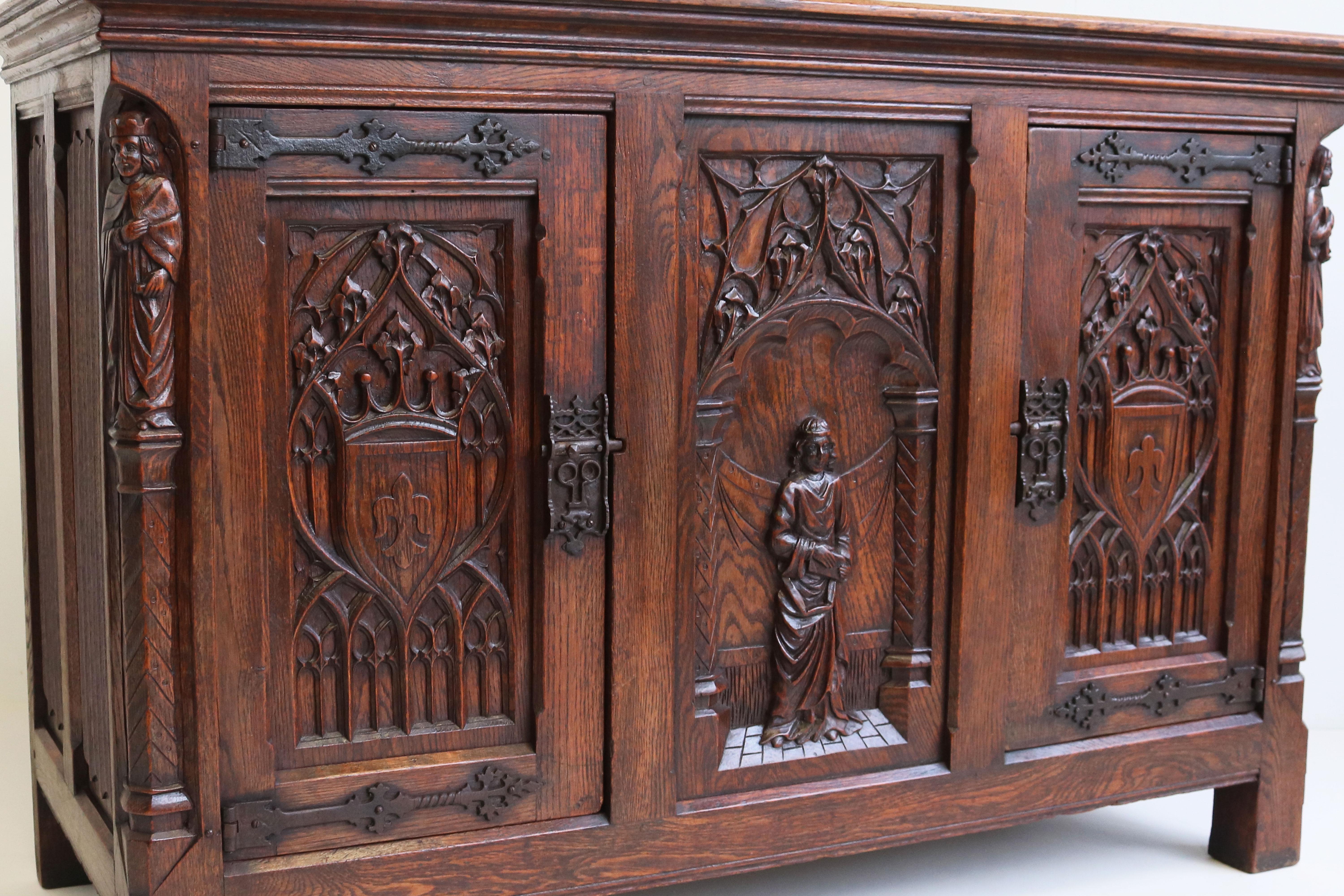 French Antique Gothic Revival Cabinet / Small Credenza 1920 Carved Figures Oak In Good Condition In Ijzendijke, NL