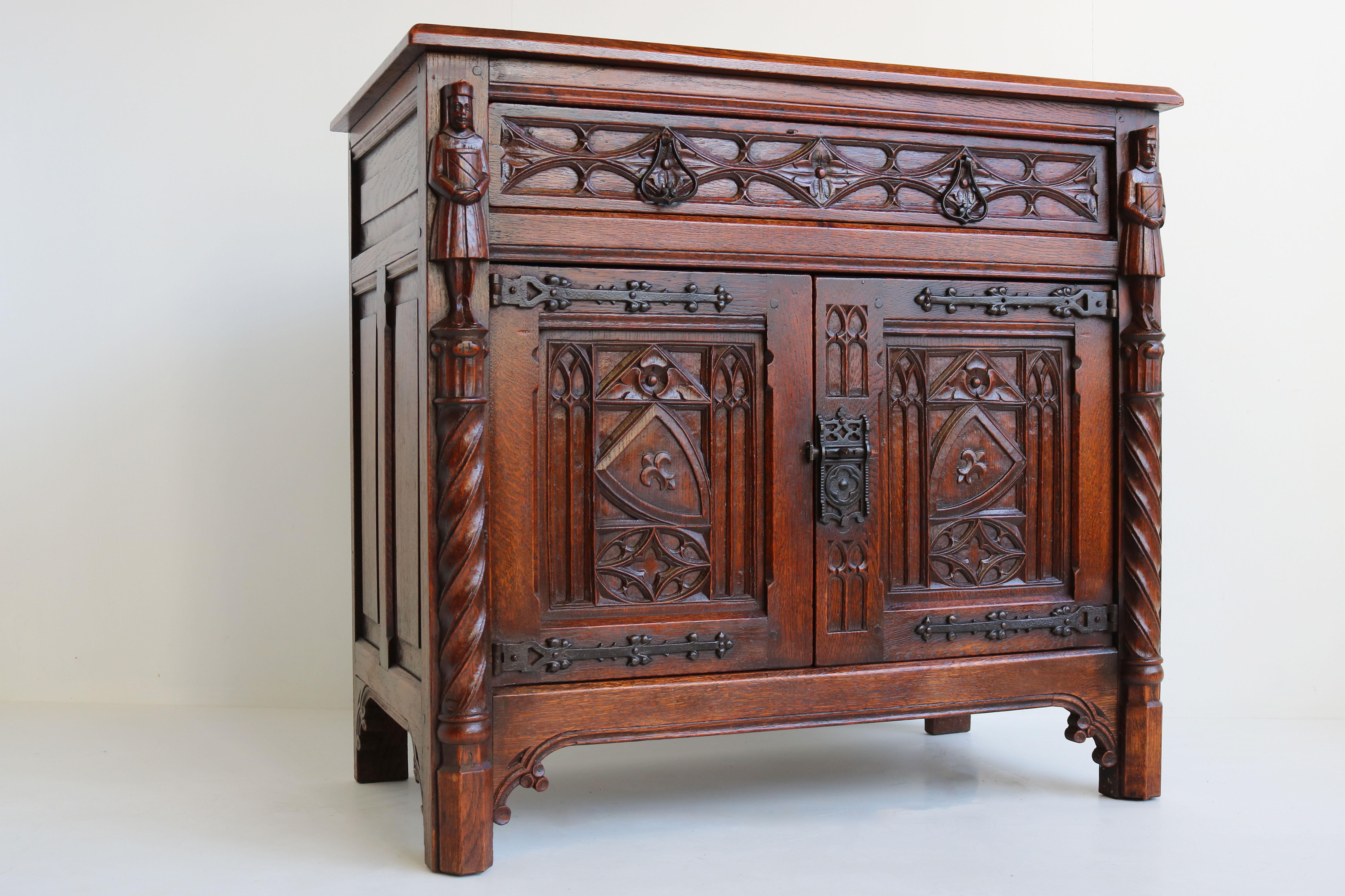 French Antique Gothic Revival Cabinet / Small Credenza 1920 Knights Carved Oak In Good Condition In Ijzendijke, NL