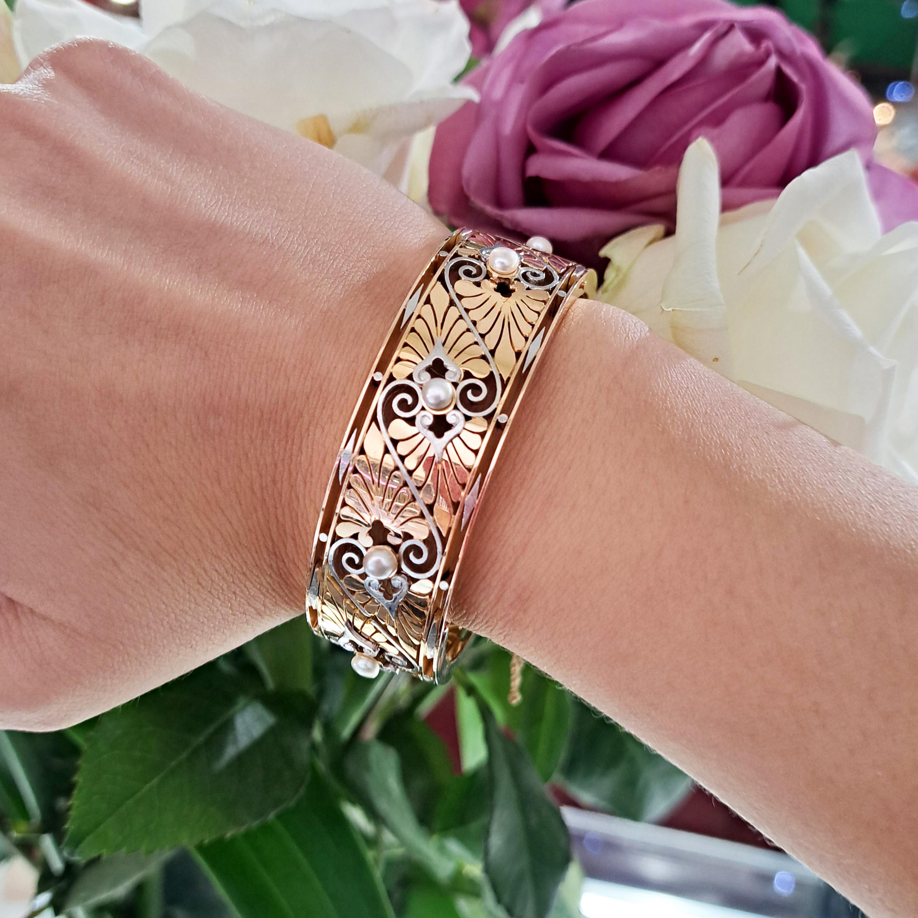 Französischer, antiker Armreif aus Perlengold und Platin, mit einem sich wiederholenden Muster aus Bouton-Perlen, die einzeln zwischen Motiven aus gegenüberliegenden goldenen Akanthusblättern eingefasst sind, geteilt durch Platinschnecken,