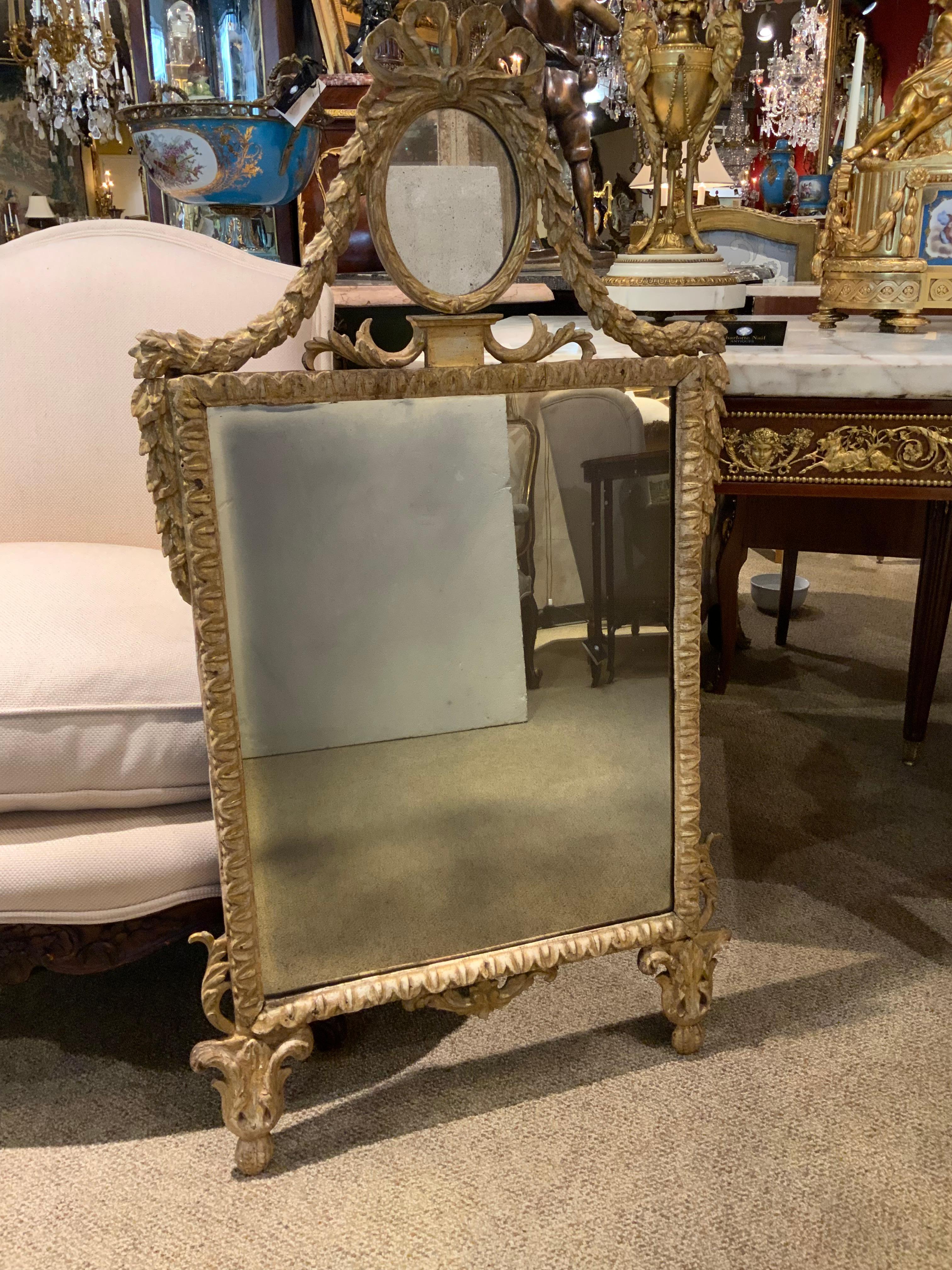Französische Antiquität  Handgeschnitzter vergoldeter Rahmen mit Original-Spiegelplatte im Zustand „Gut“ im Angebot in Houston, TX