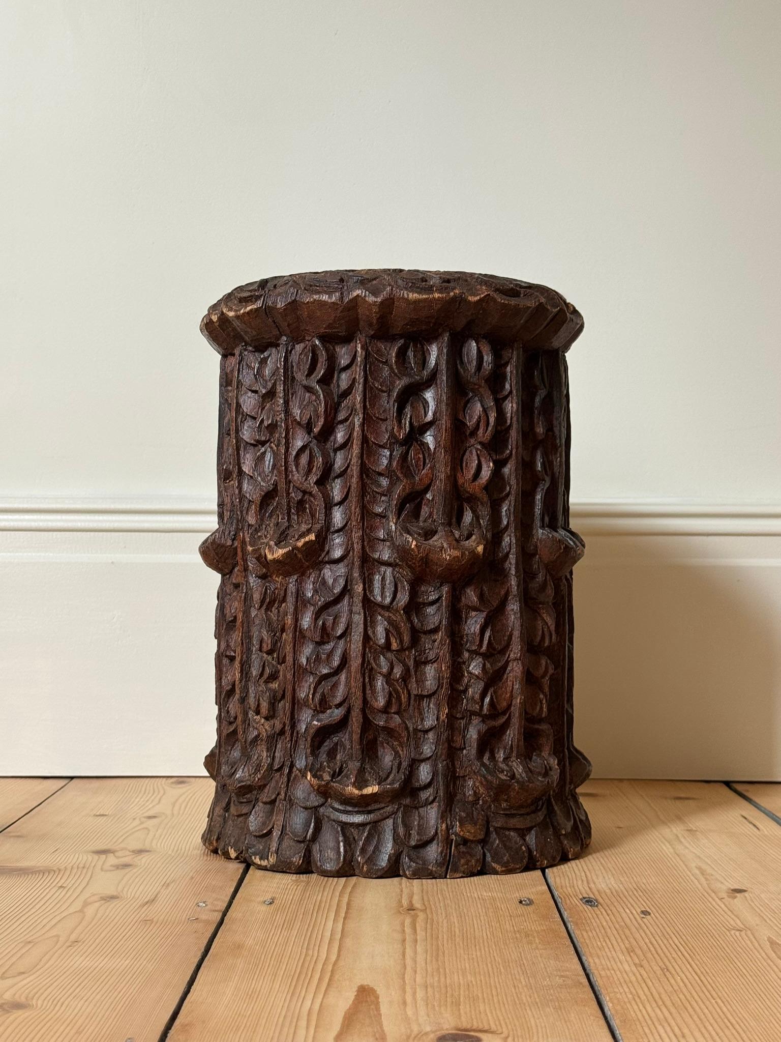 Socle en bois ancien français. Magnifiquement sculpté à la main et robuste. Bon état avec quelques usures sur les côtés et le dessus comme photographié.

H34 x Ø24cm