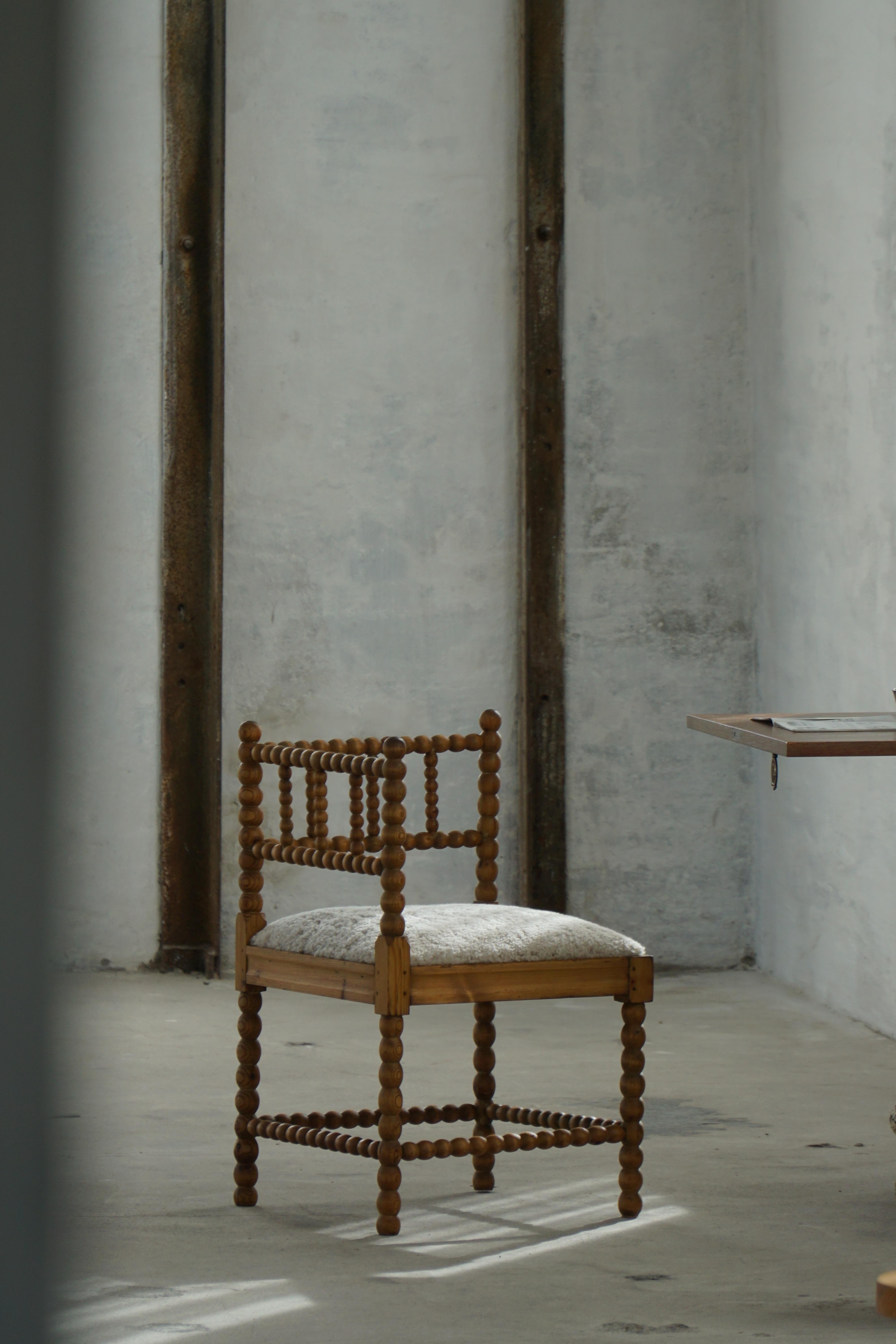 Ein feiner französischer Provinzial-Eckstuhl aus Kiefernholz mit einem neu gepolsterten Sitz aus Lammfell. Klassische geklöppelte Beine, insgesamt in gutem Vintage-Zustand. Anfang des 20. Jahrhunderts hergestellt.

Schöner handgefertigter Stuhl, der