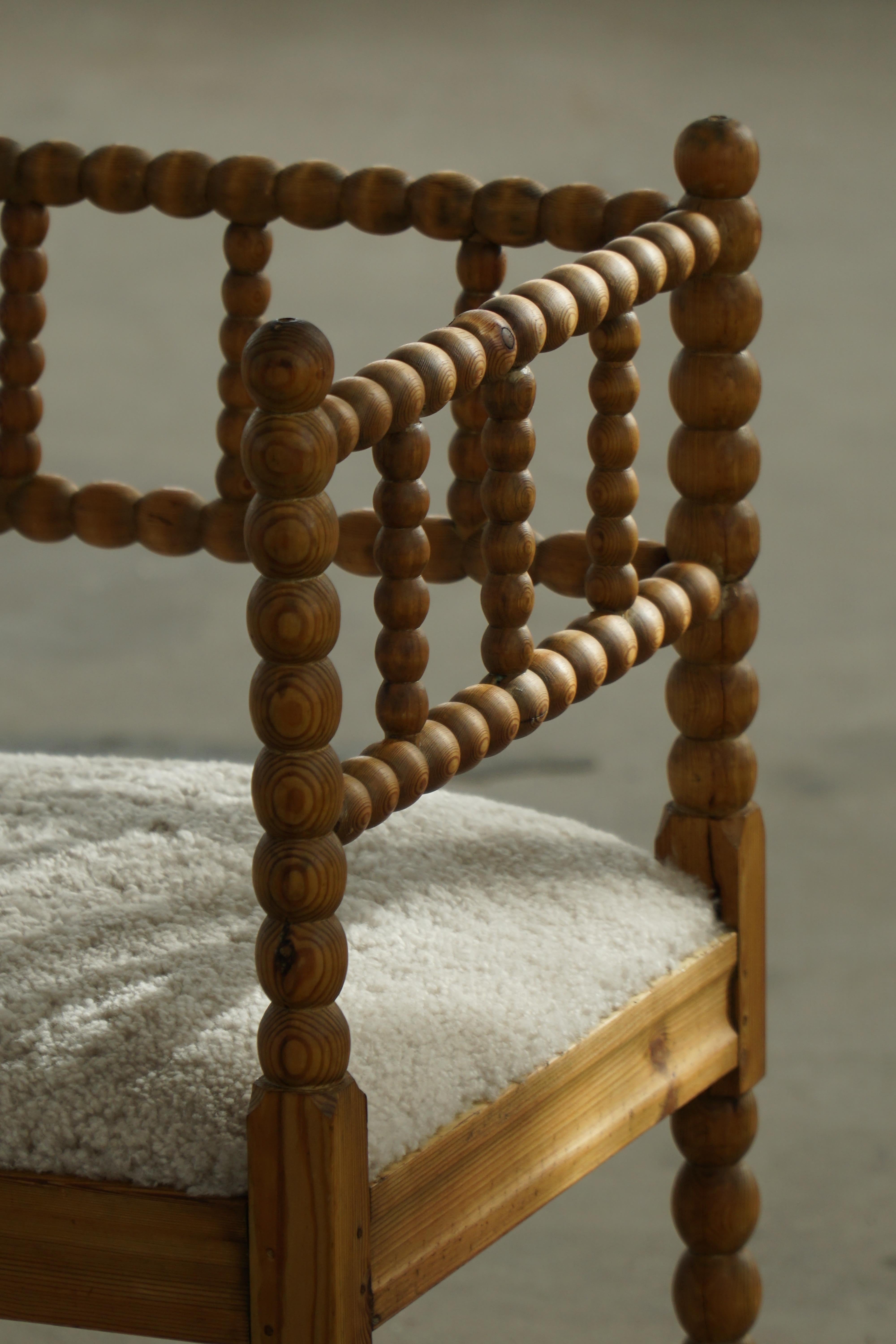 Antiker französischer handgefertigter Klöppel-Eckstuhl mit Lambswool, Anfang 20. (Französische Provence) im Angebot