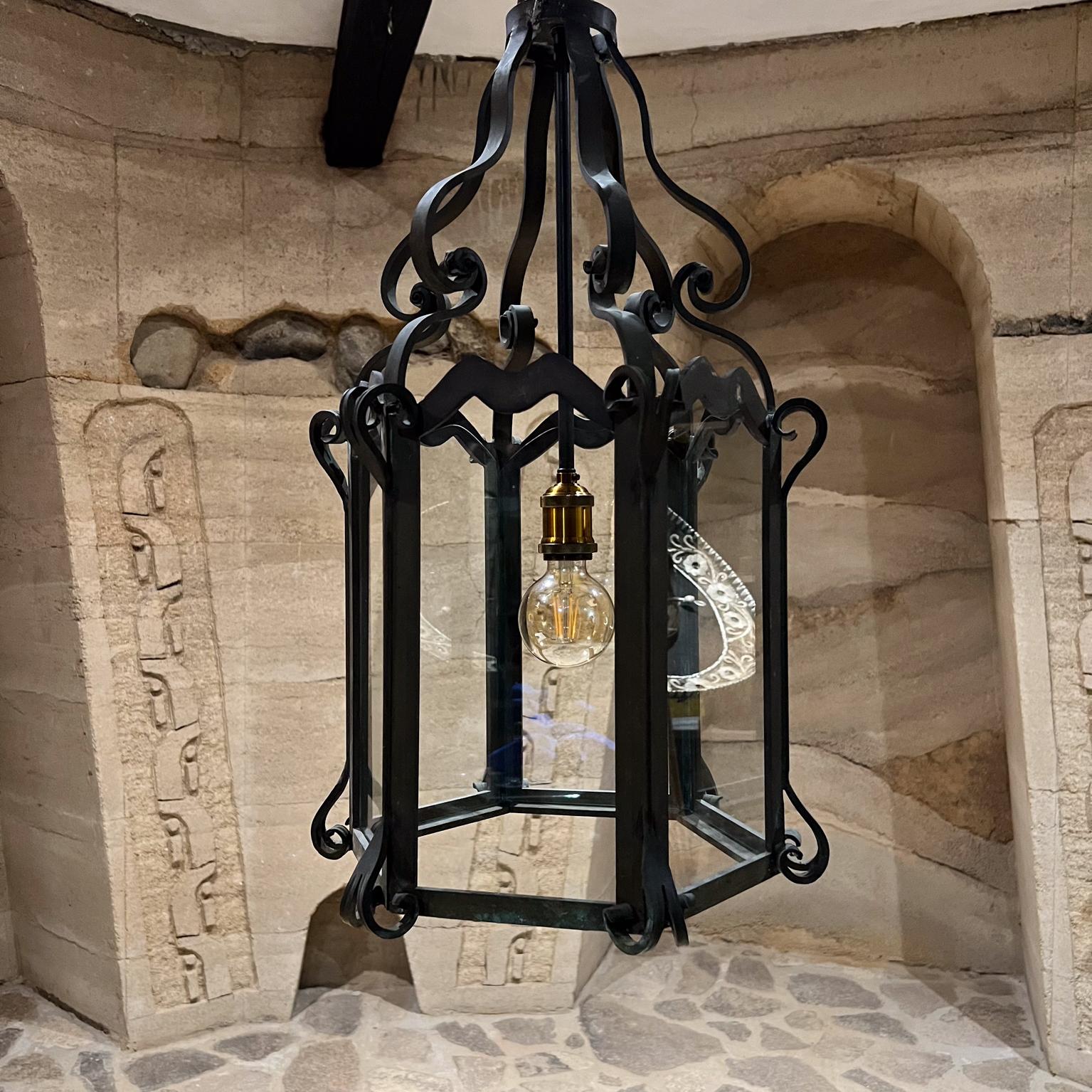 Rustique Lustre français ancien en bronze rustique forgé à la main en vente