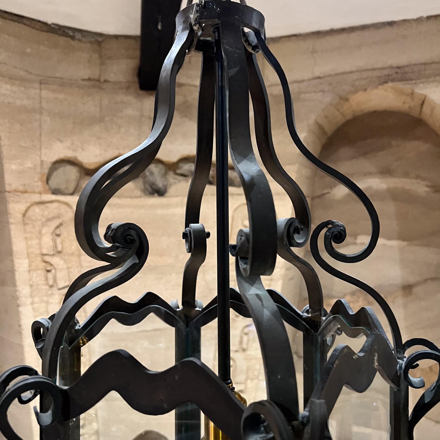 Français Lustre français ancien en bronze rustique forgé à la main en vente