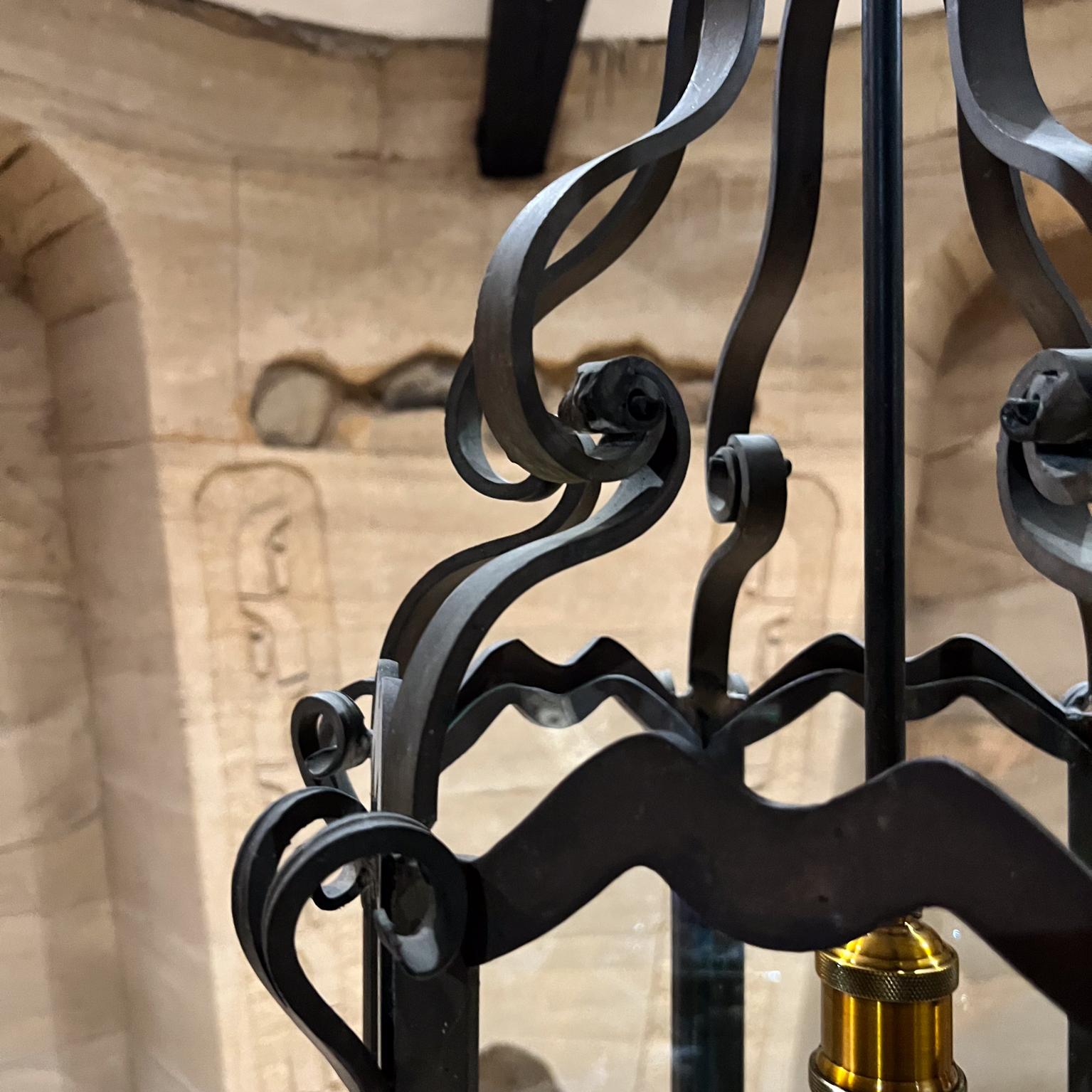 Forgé Lustre français ancien en bronze rustique forgé à la main en vente
