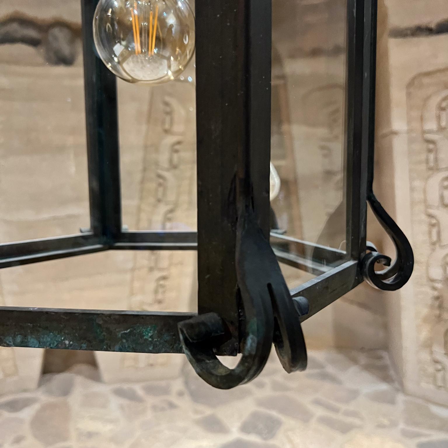 20ième siècle Lustre français ancien en bronze rustique forgé à la main en vente