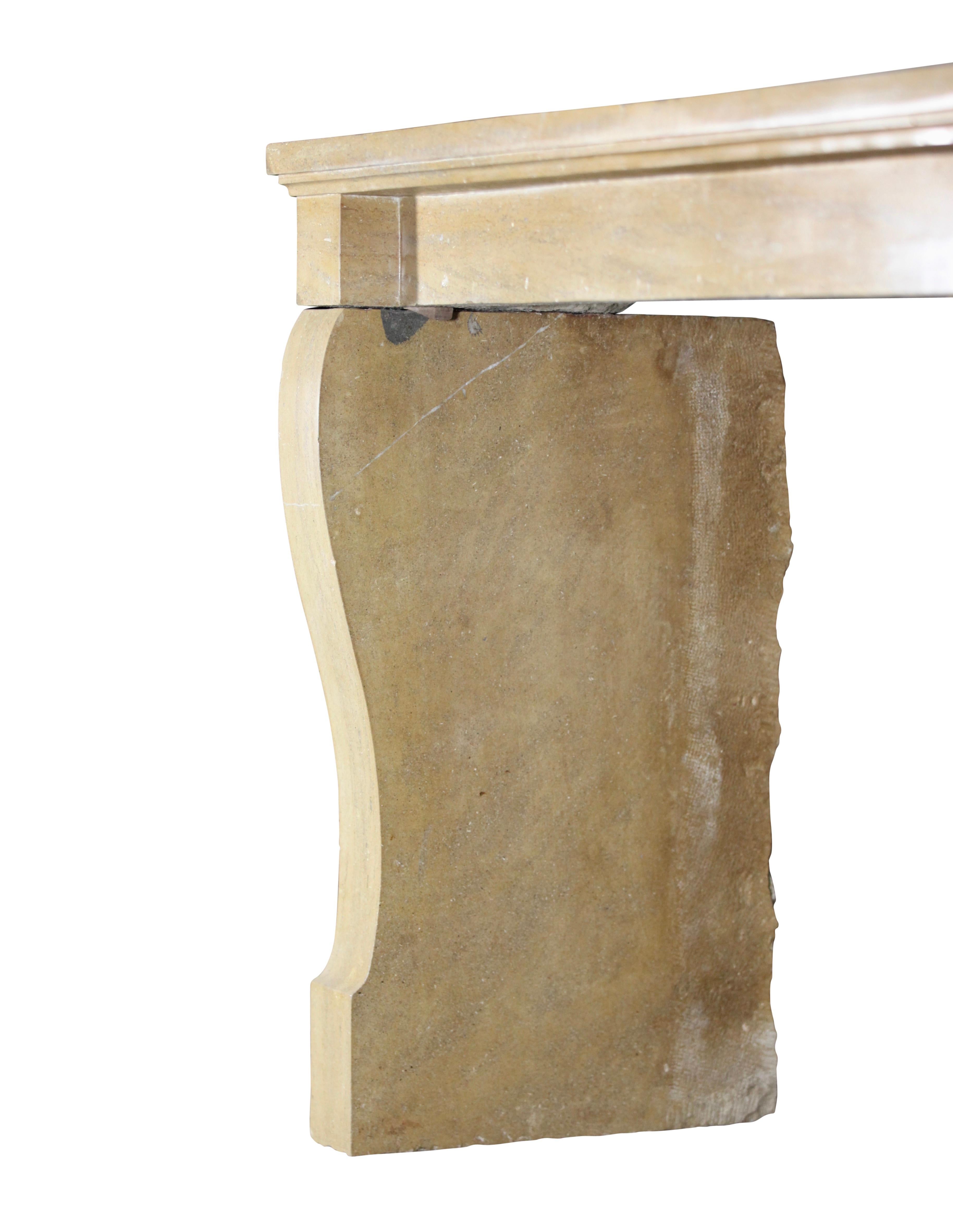 Encadrement de cheminée en pierre calcaire dure bicolore d'antiquités française pour une vie intemporelle en vente 1