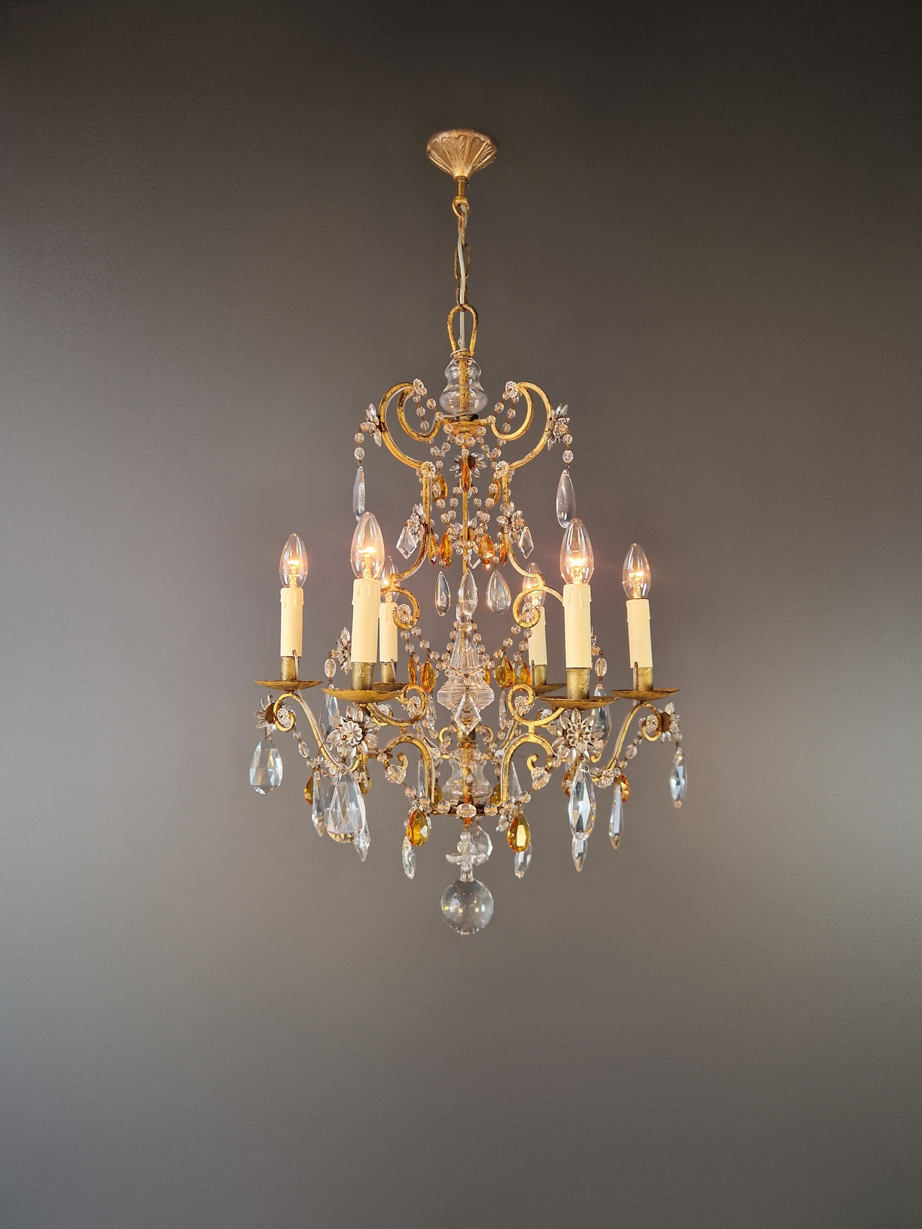 Questo eccezionale lampadario è stato realizzato in Francia intorno al 1880 e rappresenta l'opulento stile storicista, che fonde influenze del design Impero e Rococò.

Il lampadario presenta una struttura in ferro dorato finemente lavorata,